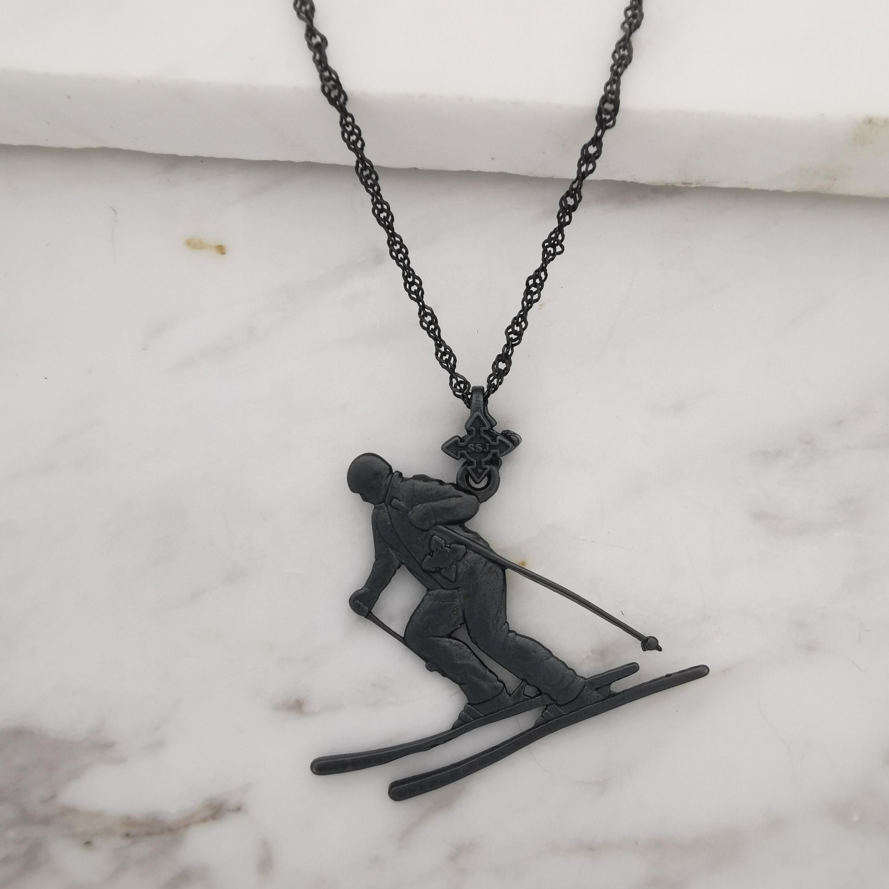 Скиор – Унисекс спортен медальон от сребро 925 с оксидирано покритие – Ръчно изработено спортно бижу – Идеален подарък за фен на зимните спортове – SSJ