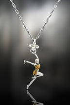 Танцьорка – Дамски спортен медальон от сребро 925 с частично позлатено покритие – Ръчно изработено спортно бижу – Идеален подарък за жена, фенка на спортните танци – SSJ