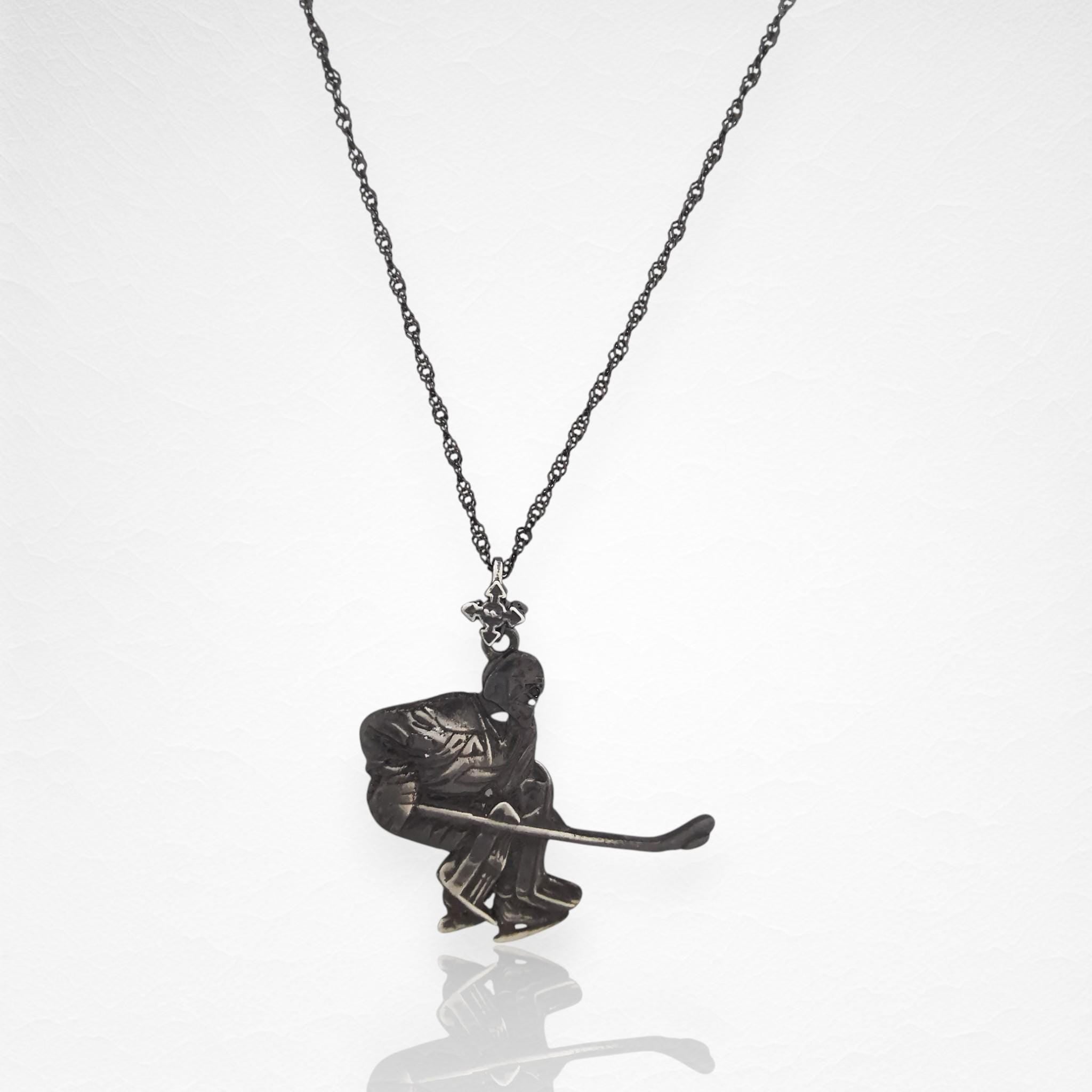 Хокеист (вратар) – Мъжки спортен медальон от сребро 925 с винтидж покритие – Ръчно изработено спортно бижу – Идеален подарък за мъж, фен на хокея – SSJ