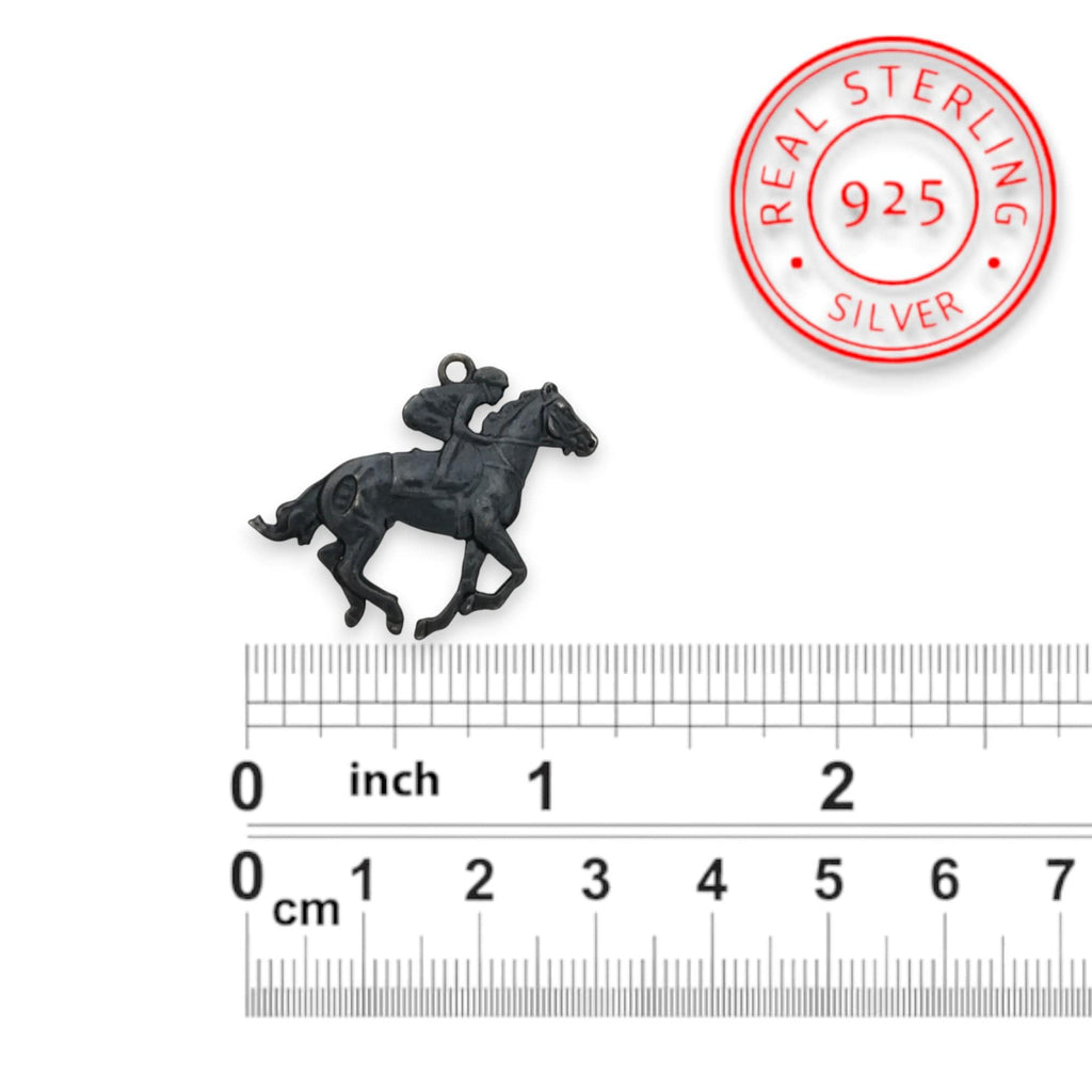 Жокей – Мъжки спортен медальон със състезателен кон – Оксидирано сребро 925 – Ръчно изработено бижу/талисман конен спорт – Идеален подарък – SSJ