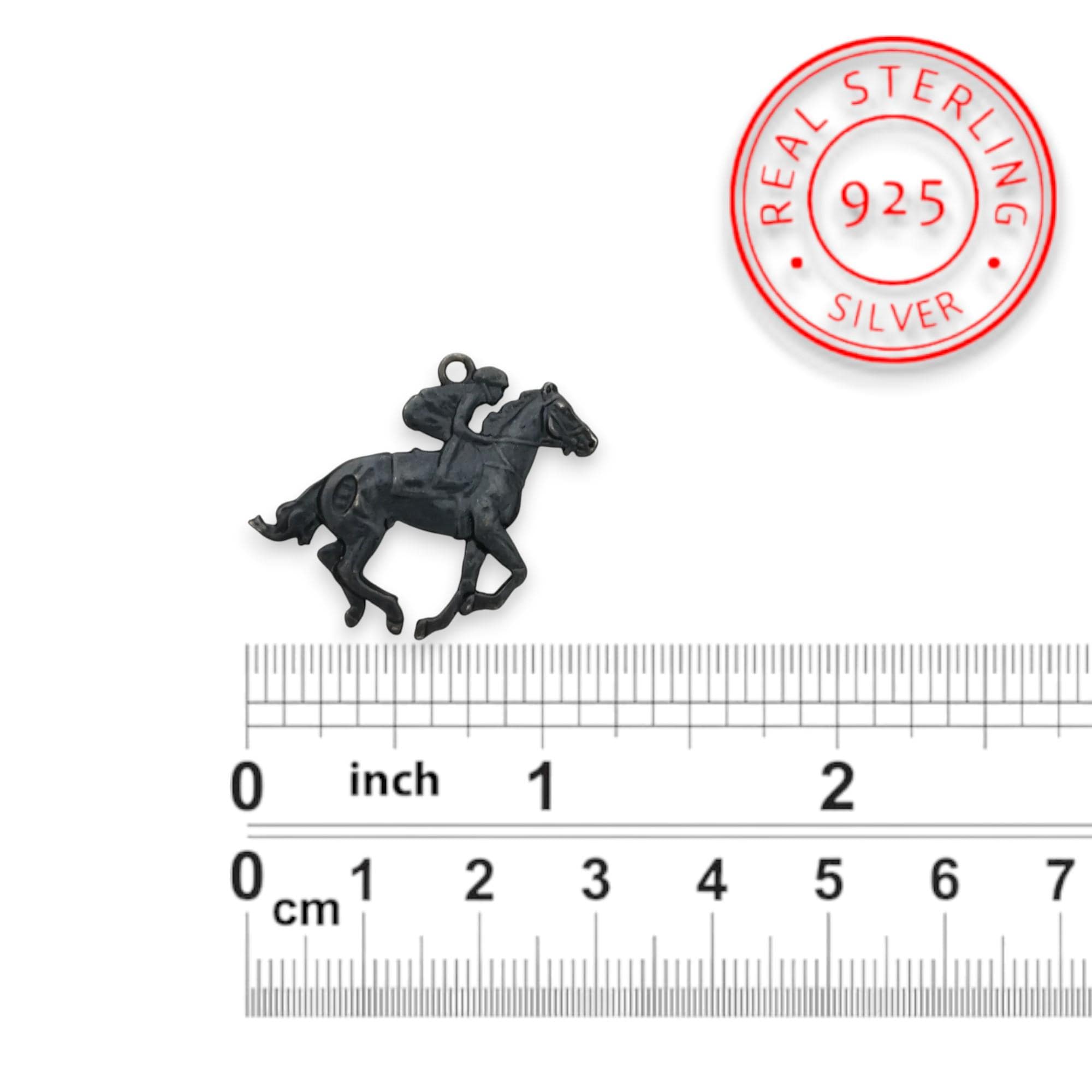 Жокей – Мъжки спортен медальон със състезателен кон – Оксидирано сребро 925 – Ръчно изработено бижу/талисман конен спорт – Идеален подарък – SSJ
