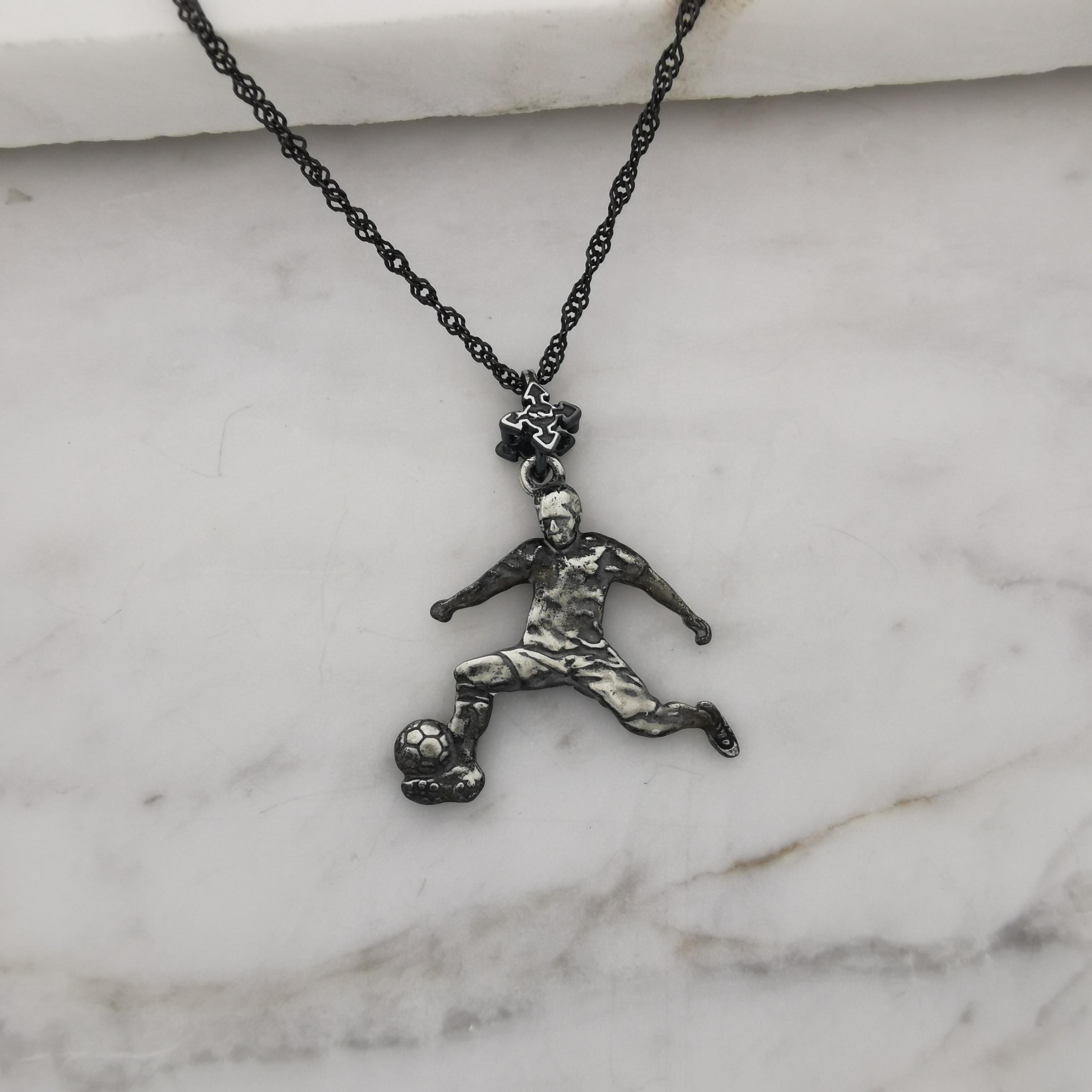 Футболист (удар с крак) – Мъжки спортен медальон от сребро 925 с винтидж покритие – Ръчно изработено спортно бижу – Идеален подарък за мъж, фен на футбола – SSJ
