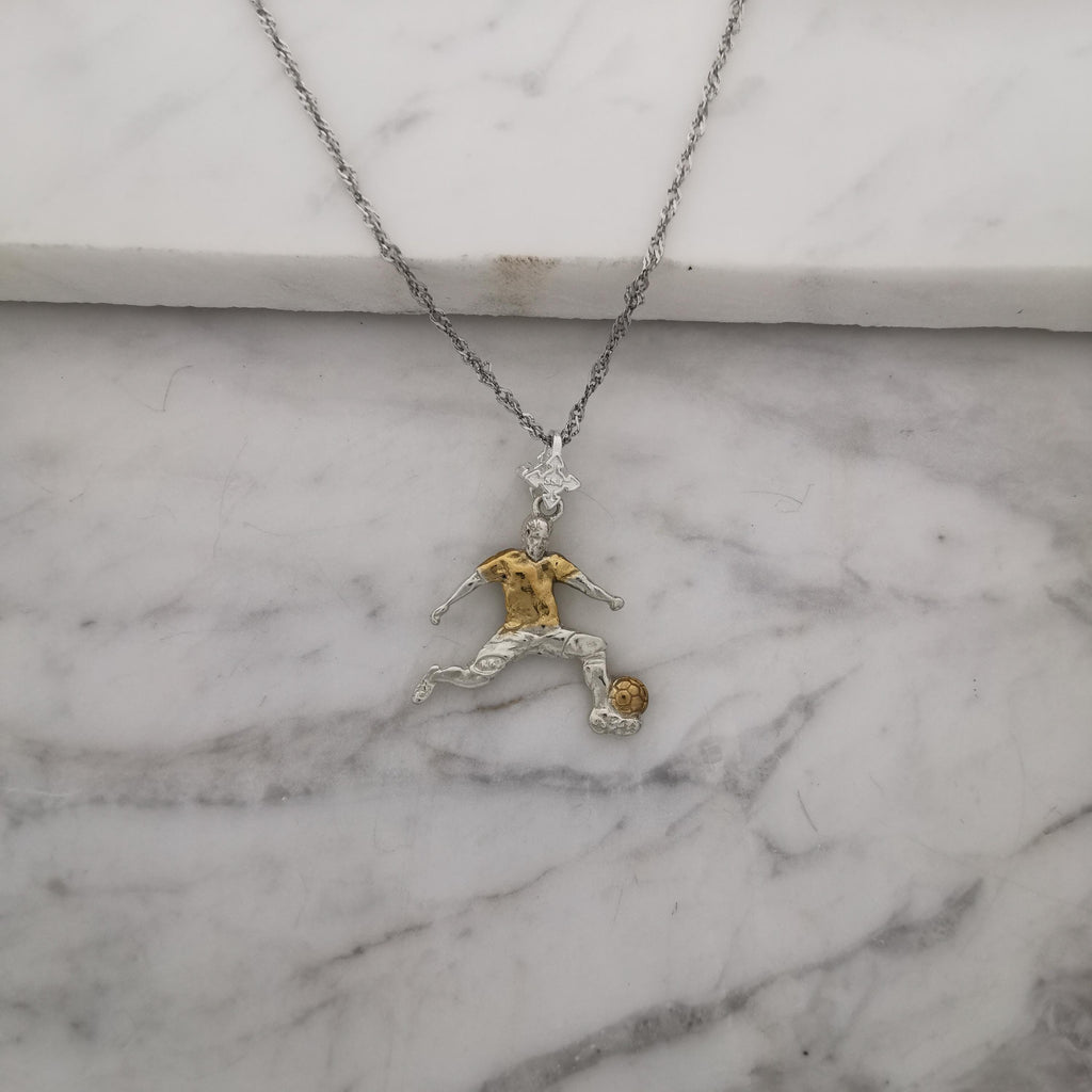 Футболист (удар с крак) – Мъжки спортен медальон от сребро 925 с частично позлатено покритие – Ръчно изработено спортно бижу – Идеален подарък за мъж, фен на футбола – SSJ
