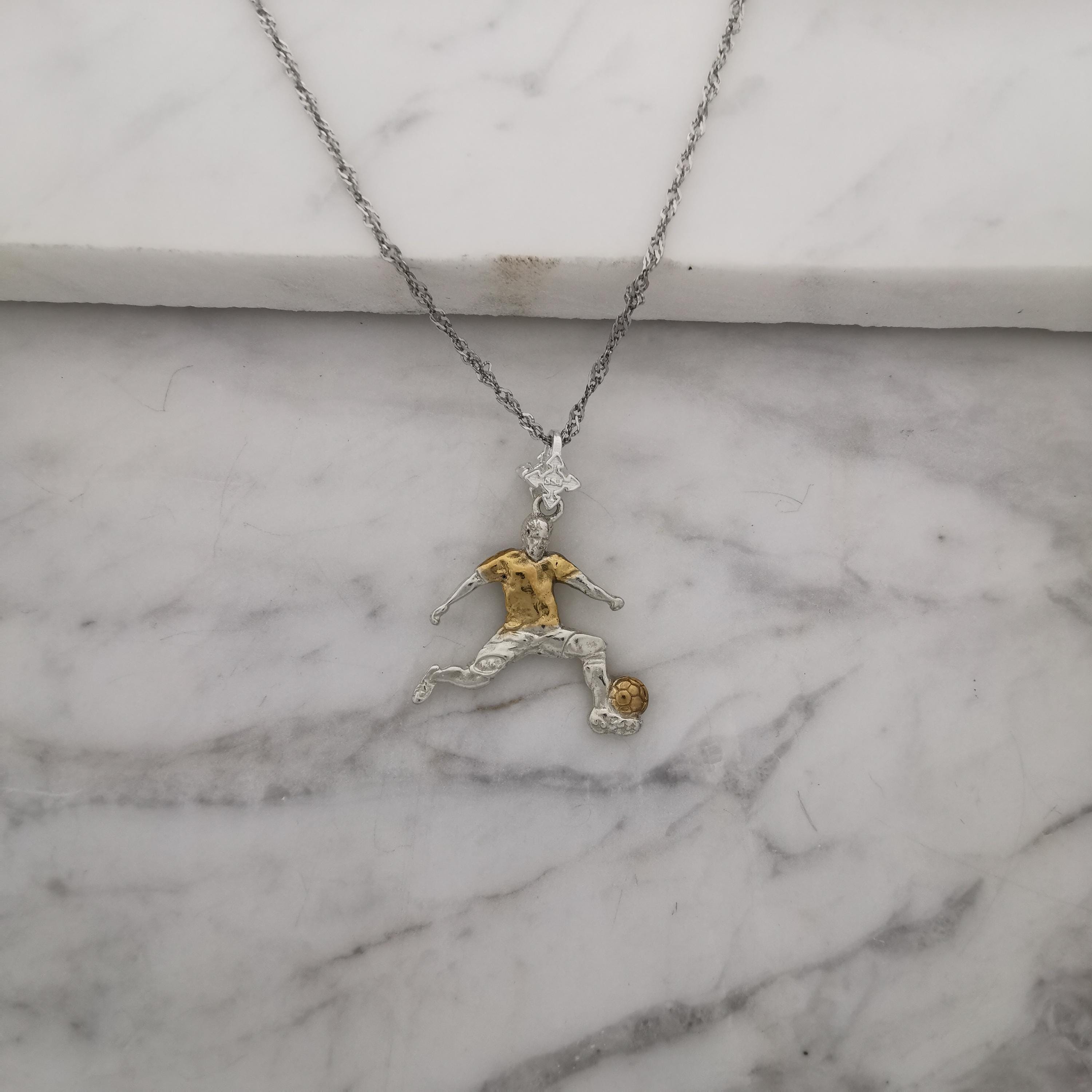 Футболист (удар с крак) – Мъжки спортен медальон от сребро 925 с частично позлатено покритие – Ръчно изработено спортно бижу – Идеален подарък за мъж, фен на футбола – SSJ
