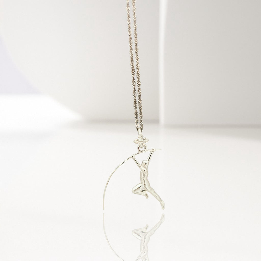 Овчарски скок – Мъжки спортен медальон от сребро 925 в класическо сребро – Ръчно изработено спортно бижу – Идеален подарък за мъж, фен на леката атлетика – SSJ