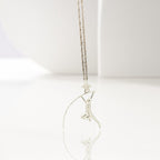 Овчарски скок – Мъжки спортен медальон от сребро 925 в класическо сребро – Ръчно изработено спортно бижу – Идеален подарък за мъж, фен на леката атлетика – SSJ