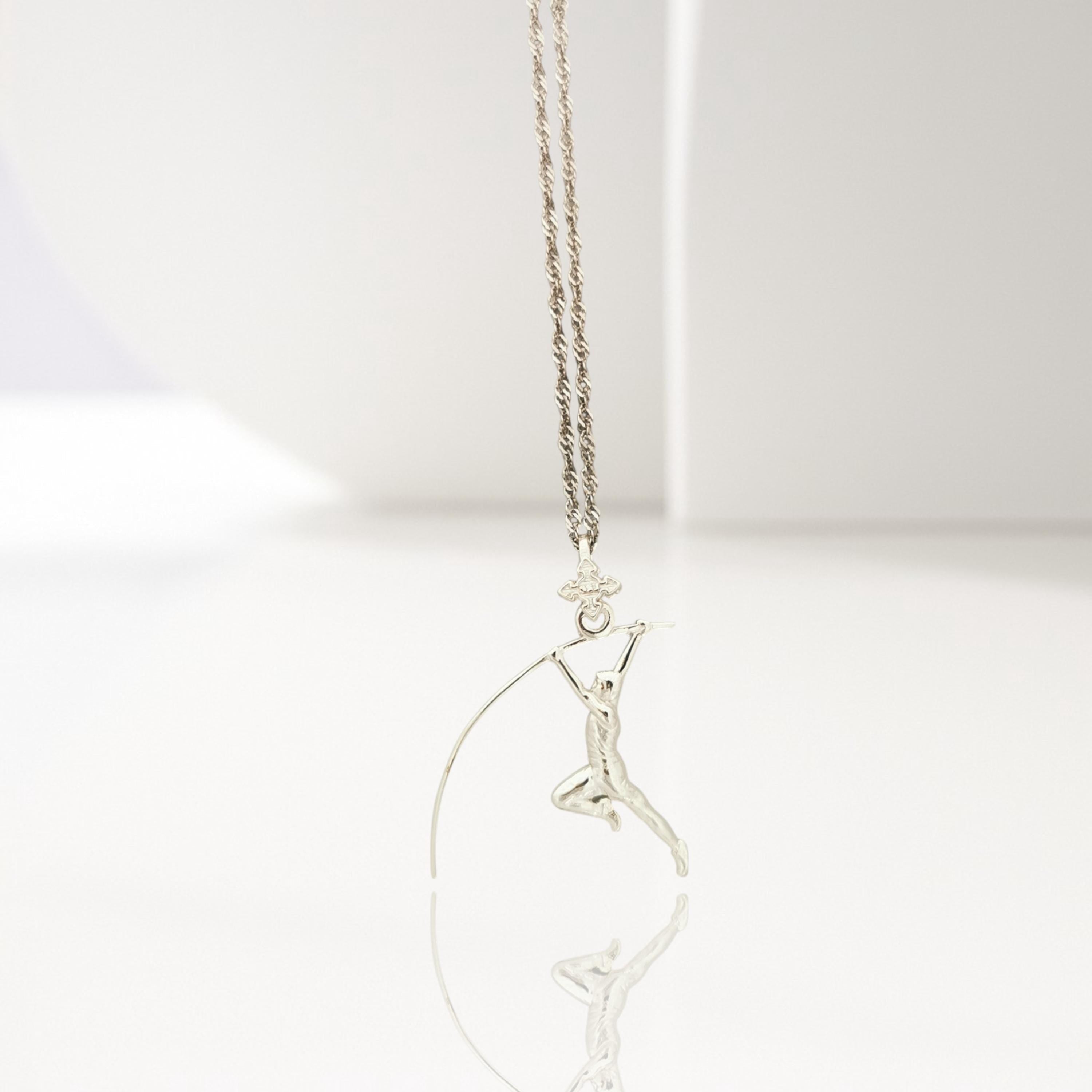 Овчарски скок – Мъжки спортен медальон от сребро 925 в класическо сребро – Ръчно изработено спортно бижу – Идеален подарък за мъж, фен на леката атлетика – SSJ