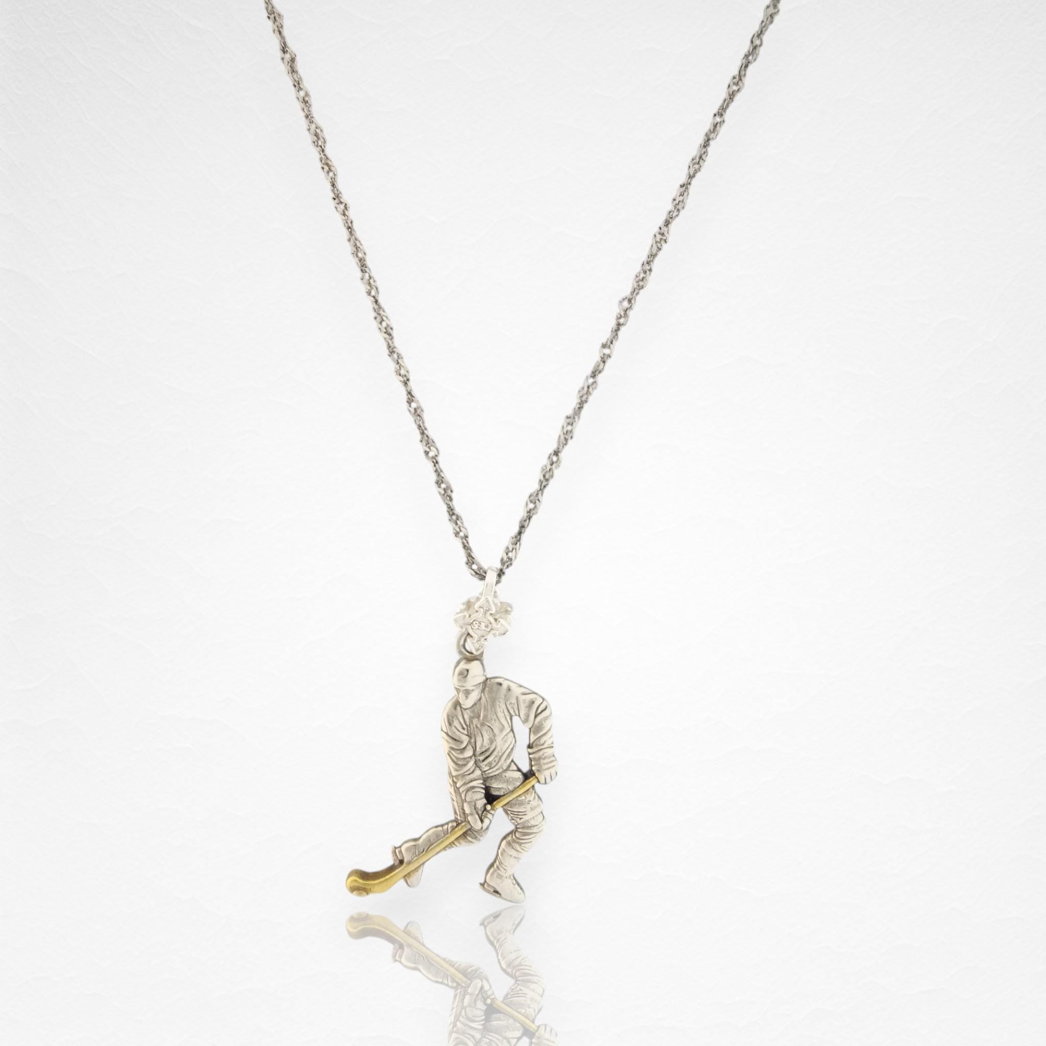 Хокеист (водене на шайба) – Мъжки спортен медальон от сребро 925 с частично позлатено покритие – Ръчно изработено спортно бижу – Идеален подарък за мъж, фен на хокея – SSJ