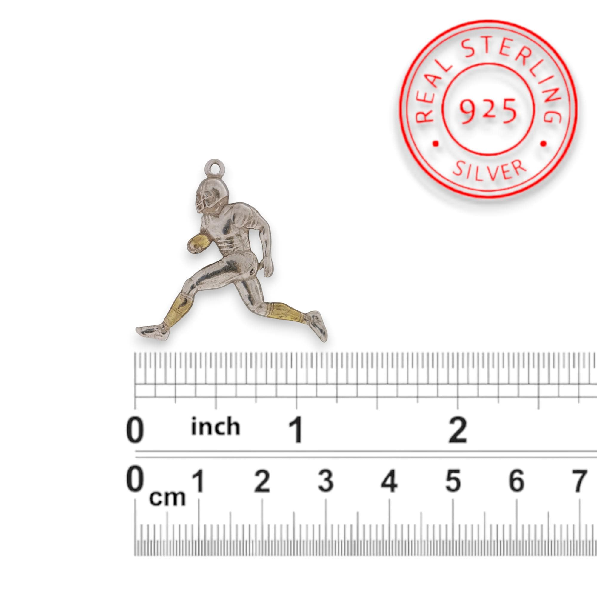 Американски футбол – Мъжки спортен медальон от сребро 925 с частично позлатено покритие – Ръчно изработено бижу талисман за спортисти и фенове – Идеален подарък за играч, треньор или почитател – SSJ