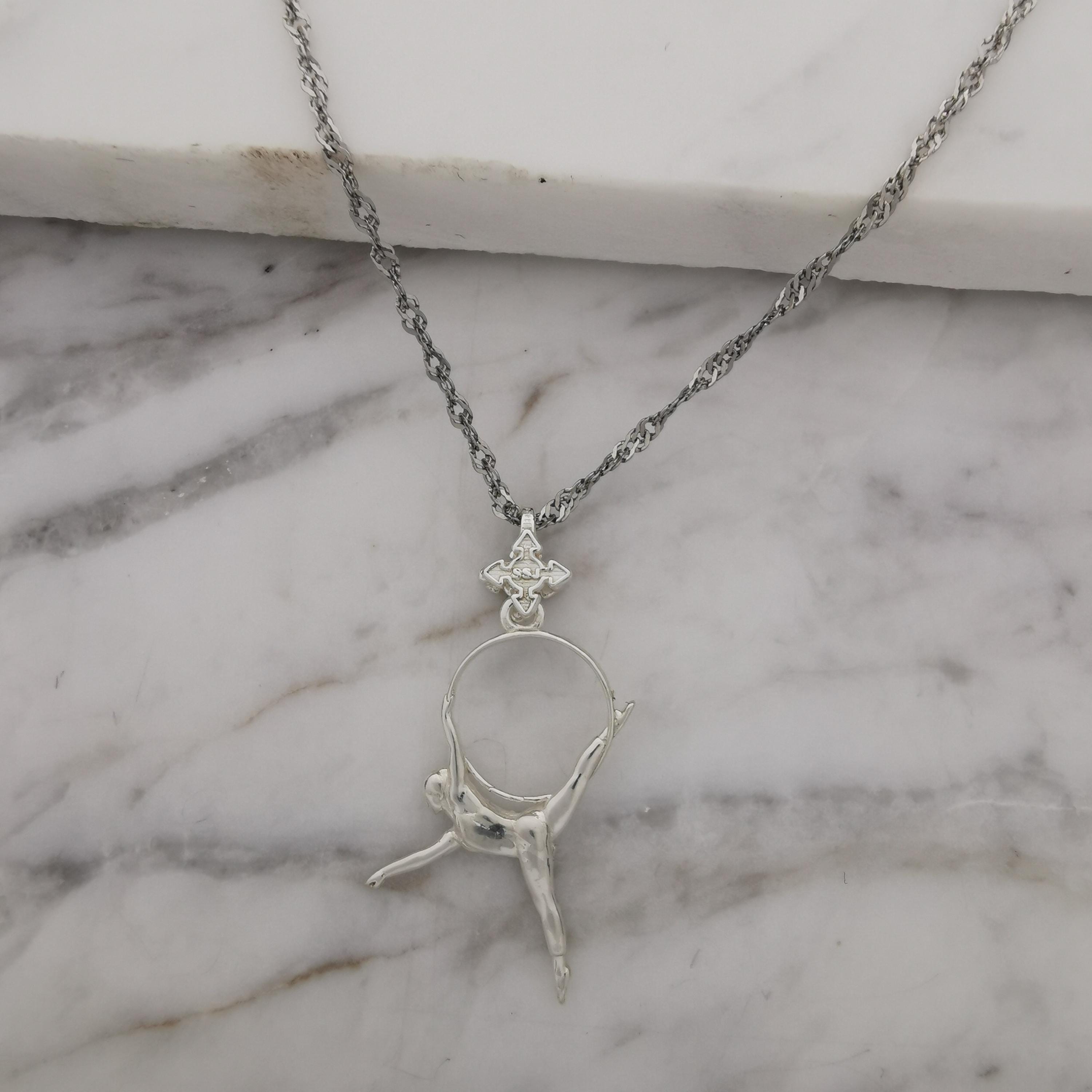 Въздушна акробатика – Женски спортен медальон от сребро 925 с класическо полирано покритие – Ръчно изработено бижу талисман за гимнастички и танцьорки – Идеален подарък за спортист, треньор или фен – SSJ