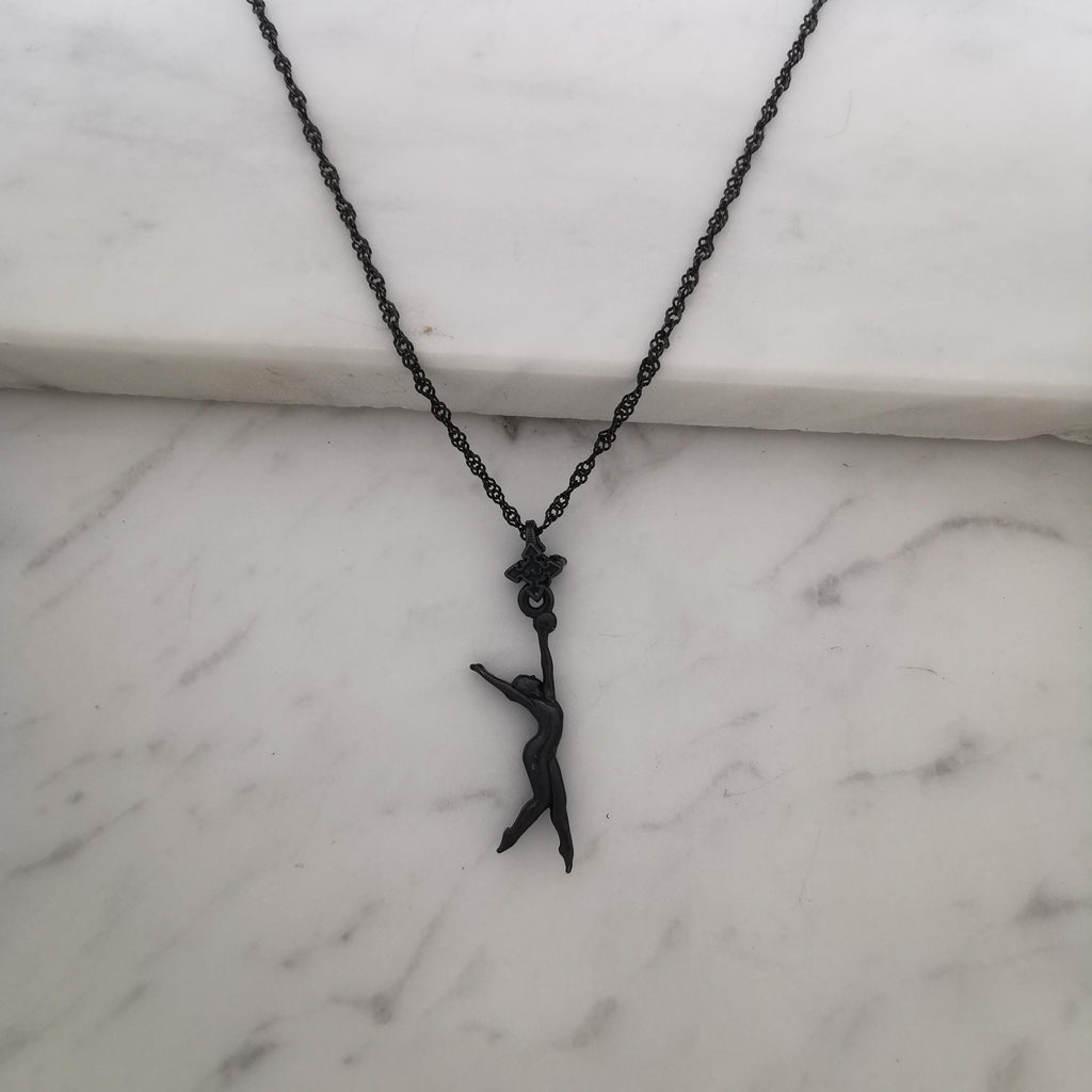 Художествена гимнастика (съчетание с топка) – Дамски спортен медальон от сребро 925 с оксидирано покритие – Ръчно изработено спортно бижу – Идеален подарък за жена, фенка на художествената гимнастика – SSJ