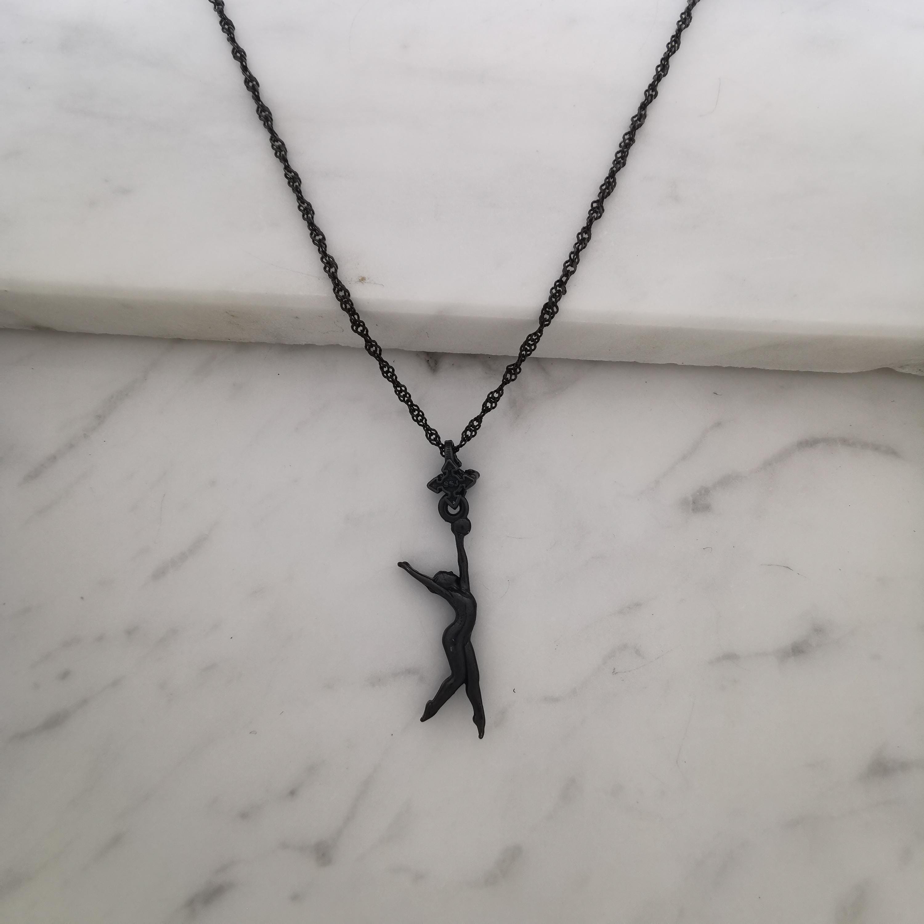 Художествена гимнастика (съчетание с топка) – Дамски спортен медальон от сребро 925 с оксидирано покритие – Ръчно изработено спортно бижу – Идеален подарък за жена, фенка на художествената гимнастика – SSJ