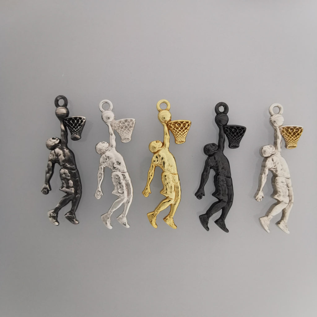 Баскетбол – Мъжки спортен медальон от сребро 925 с оксидирано покритие – Ръчно изработено бижу талисман за баскетболисти и фенове – Идеален подарък за спортист или треньор – SSJ