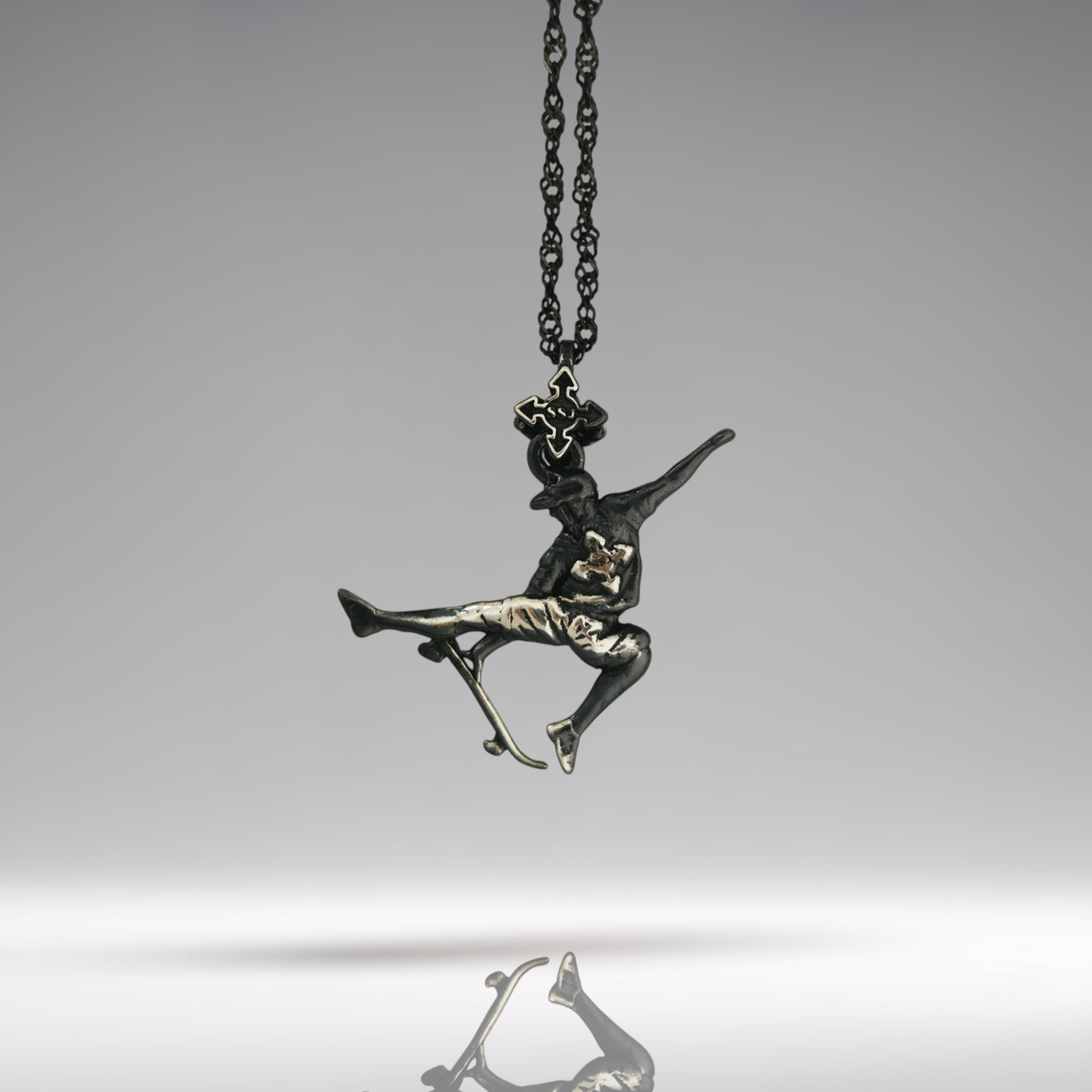 Скейтбордист – Мъжки спортен медальон от сребро 925 с винтидж покритие – Ръчно изработено спортно бижу – Идеален подарък за мъж, фен на скейтборда – SSJ