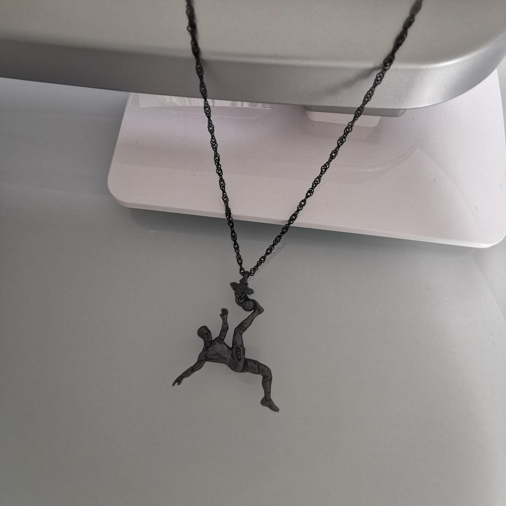 Футболист (задна ножица) – Мъжки спортен медальон от сребро 925 с оксидирано покритие – Ръчно изработено спортно бижу – Идеален подарък за мъж, фен на футбола – SSJ