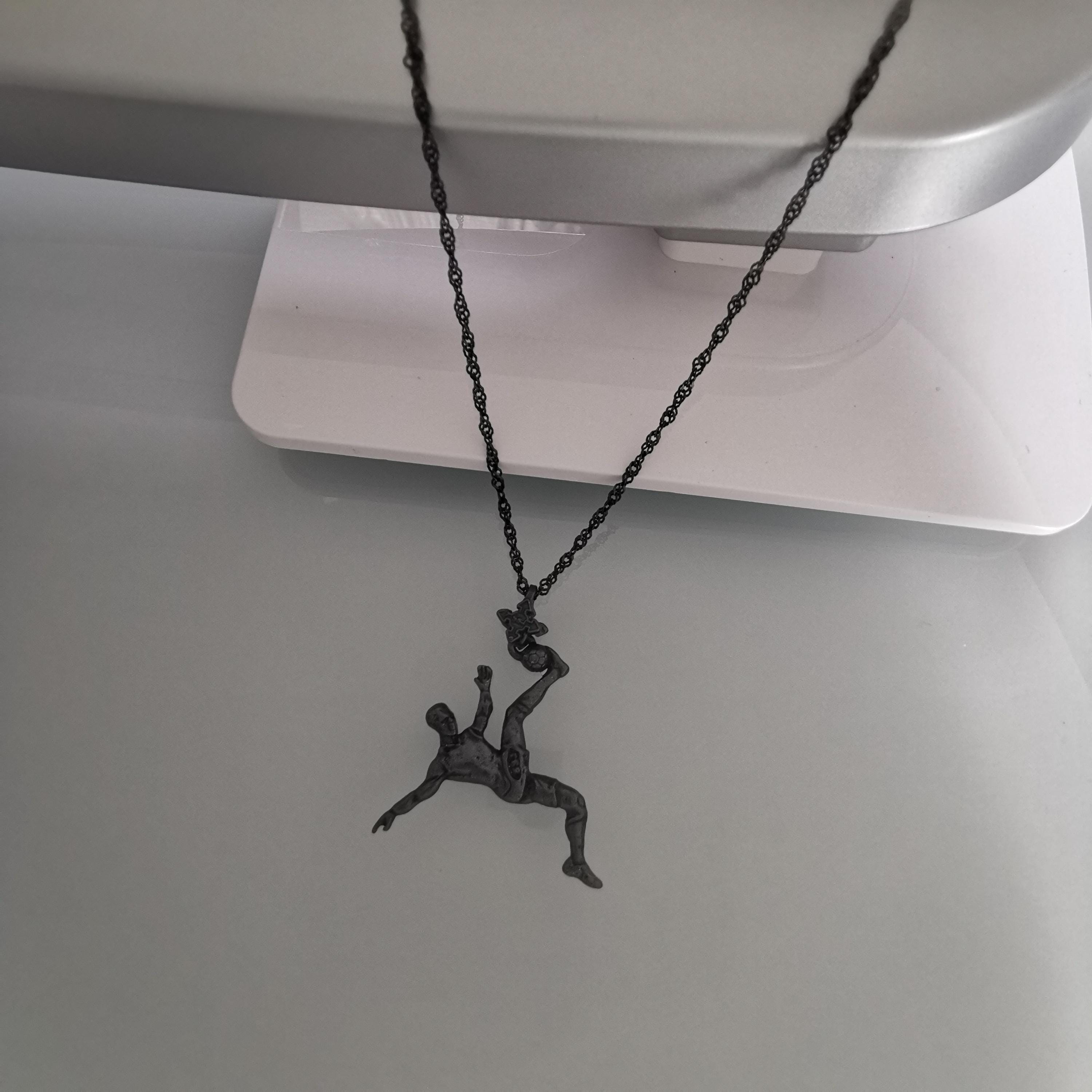 Футболист (задна ножица) – Мъжки спортен медальон от сребро 925 с оксидирано покритие – Ръчно изработено спортно бижу – Идеален подарък за мъж, фен на футбола – SSJ