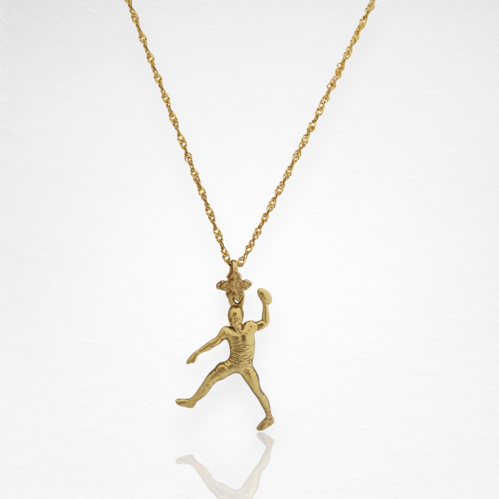 Американски футбол – Мъжки спортен медальон от сребро 925 с позлатено покритие – Ръчно изработено бижу талисман за спортисти и фенове – Идеален подарък за играч, треньор или почитател – SSJ