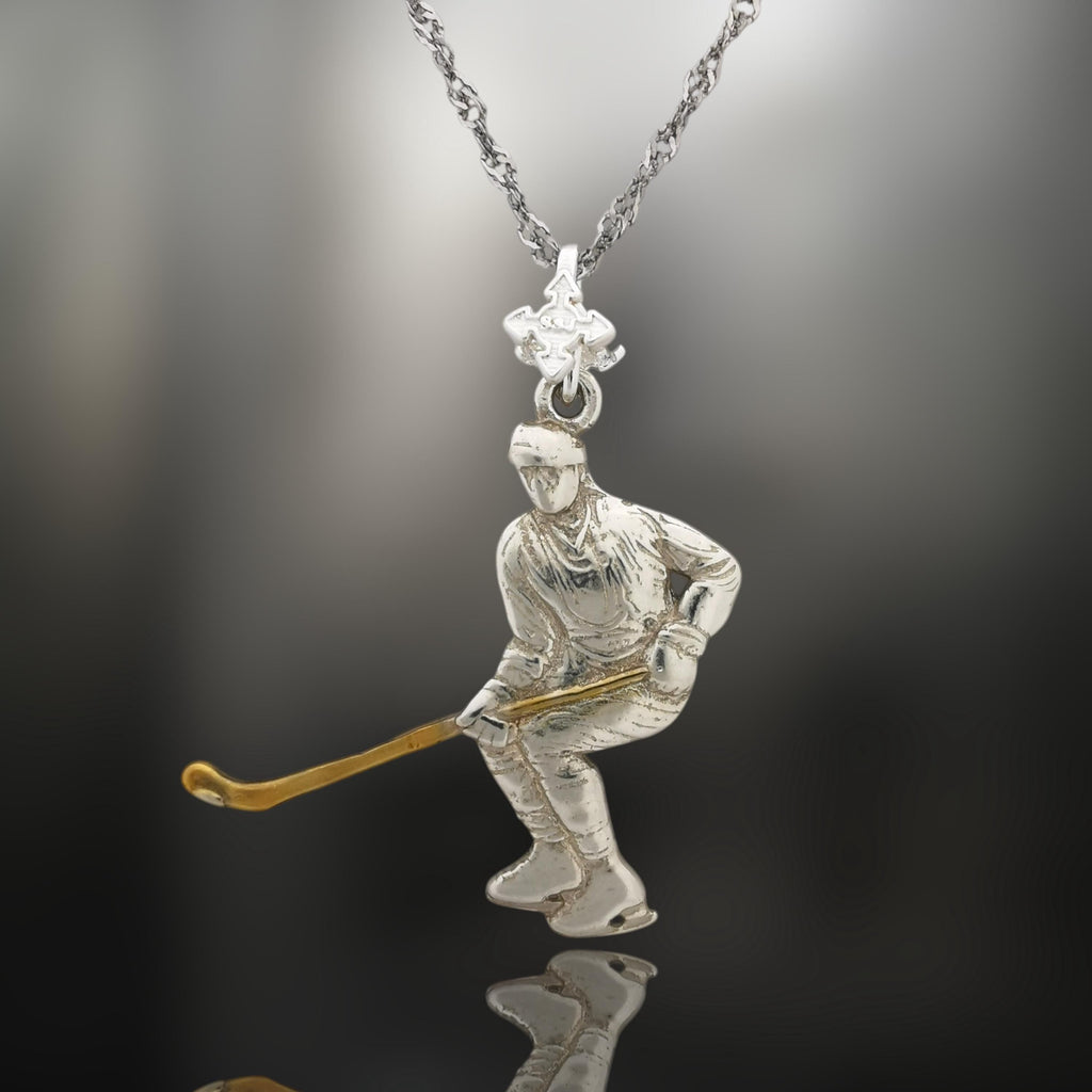 Хокеист – Мъжки спортен медальон от сребро 925 с частично позлатено покритие – Ръчно изработено спортно бижу – Идеален подарък за мъж, фен на хокея – SSJ
