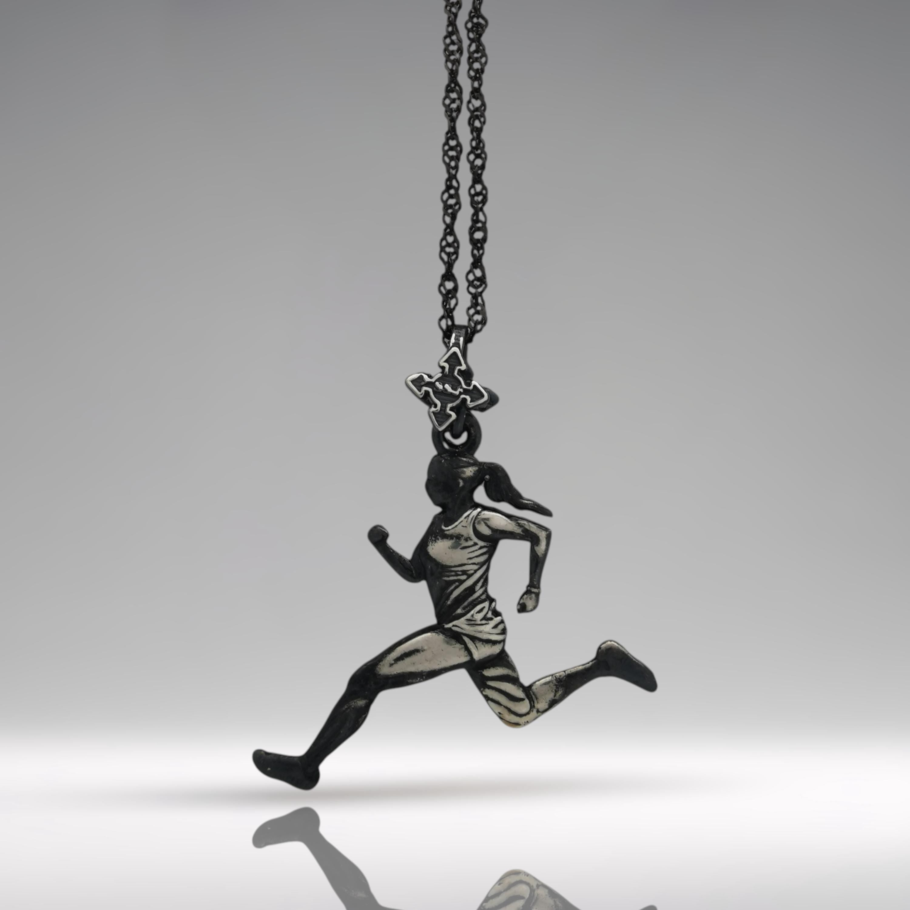 Атлетка – Женски спортен медальон за бегачки, спринтьорки и маратонки от сребро 925 с винтидж покритие – Ръчно изработено бижу талисман за лекоатлетки – SSJ