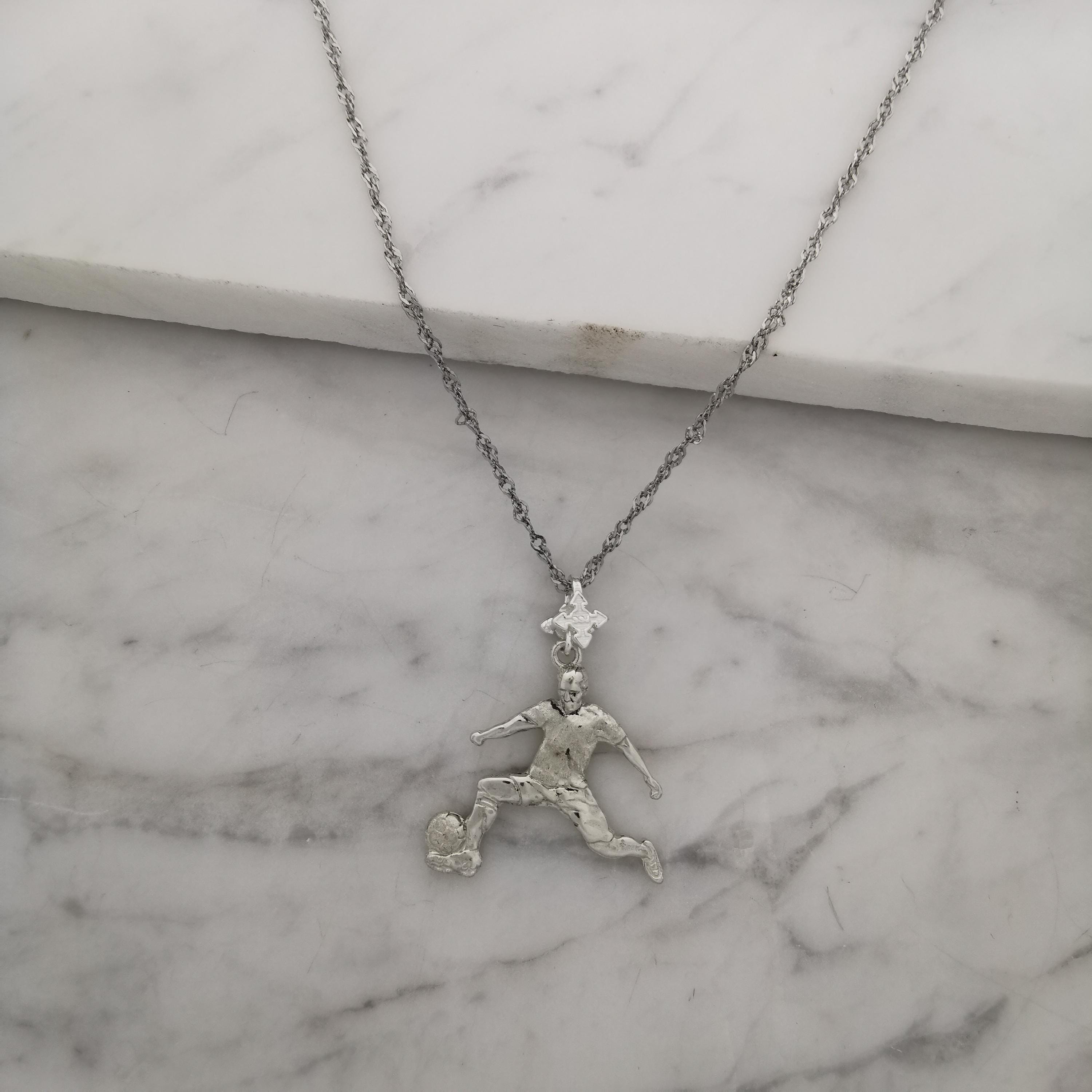 Футболист (удар с крак) – Мъжки спортен медальон от сребро 925 с класическо покритие – Ръчно изработено спортно бижу – Идеален подарък за мъж, фен на футбола – SSJ