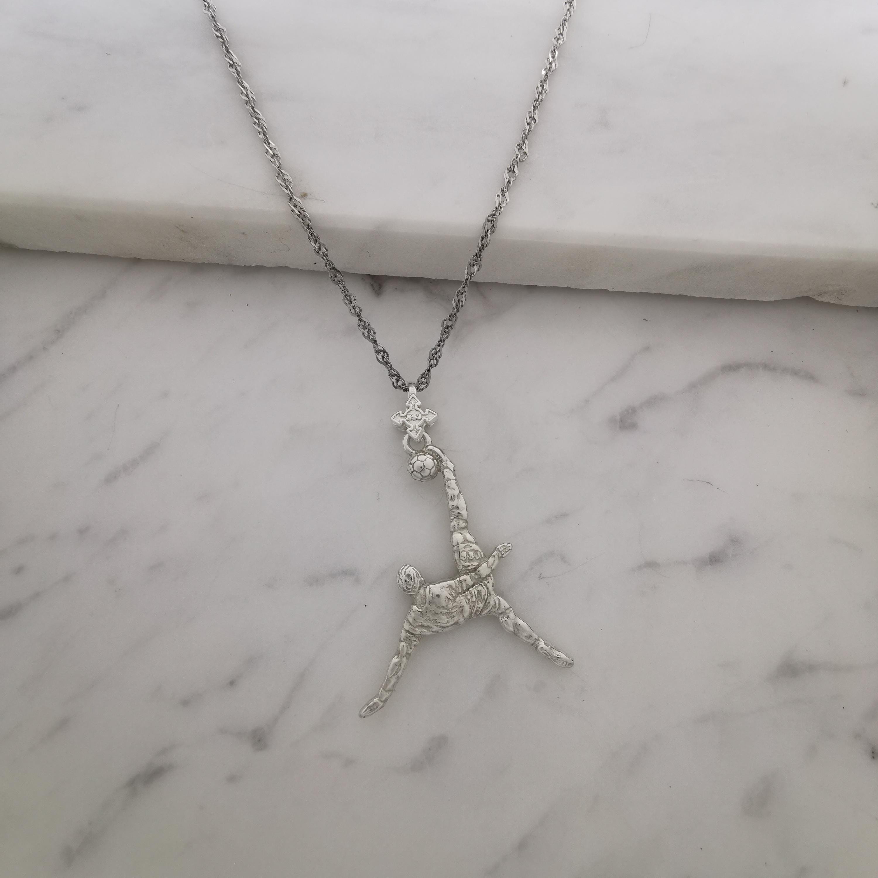 Футболист (задна ножица) – Мъжки спортен медальон от сребро 925 с класическо покритие – Ръчно изработено спортно бижу – Идеален подарък за мъж, фен на футбола – SSJ