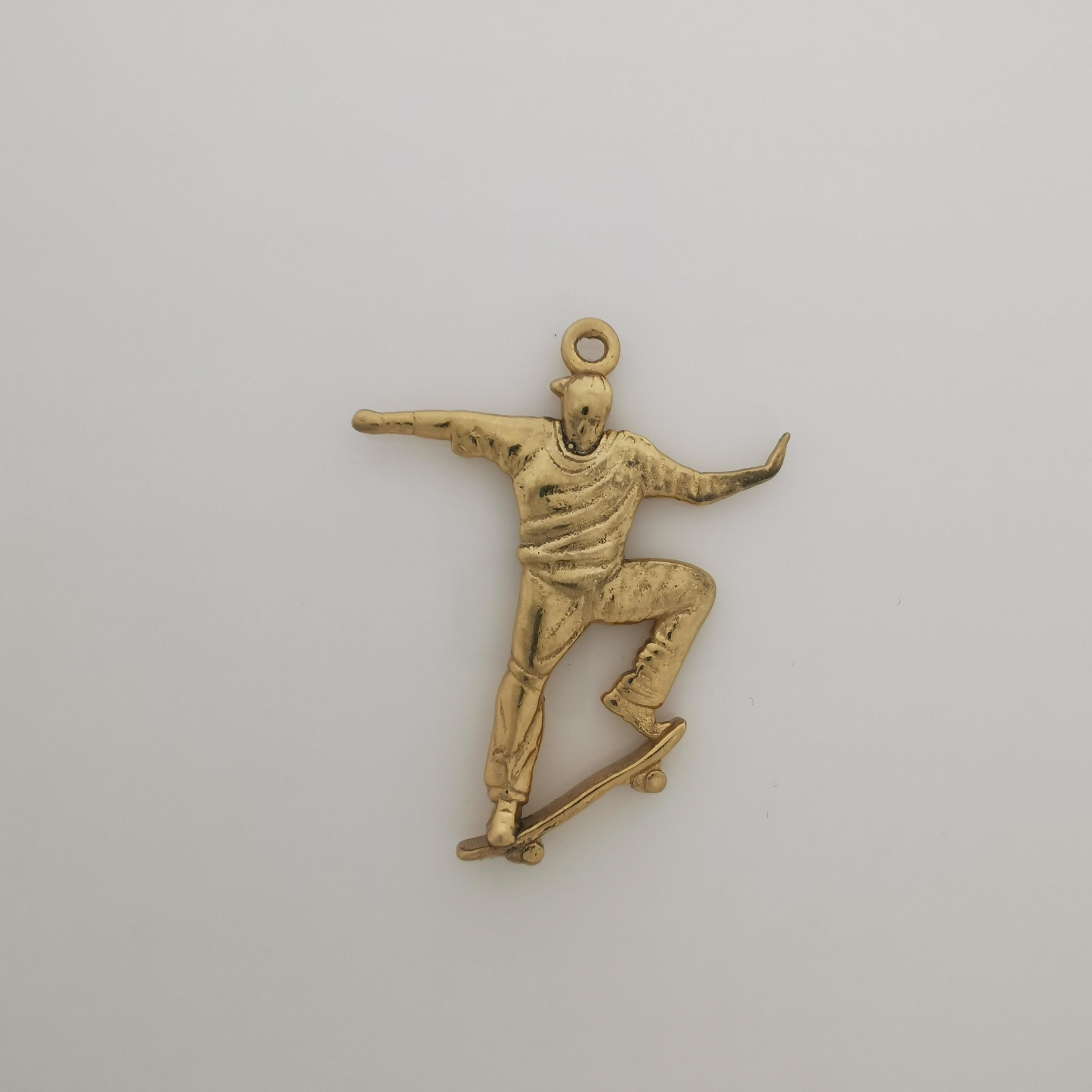 Скейтбордист – Мъжки спортен медальон от сребро 925 с позлатено покритие – Ръчно изработено спортно бижу – Идеален подарък за мъж, фен на скейтборда – SSJ