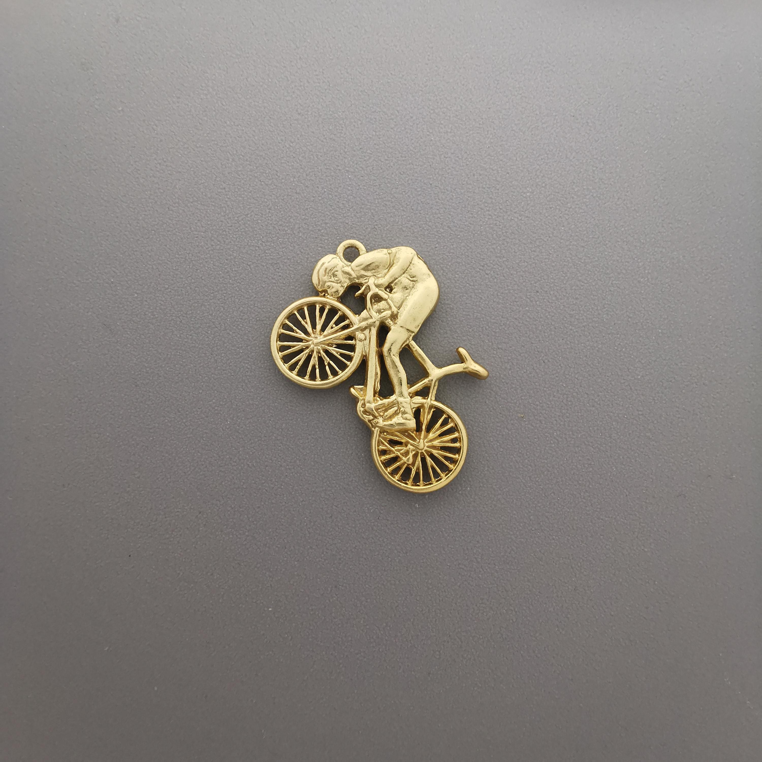 Колоездач – Мъжки спортен медальон от сребро 925 с позлатено покритие – Ръчно изработено бижу за шосейно колоездене – Символ на любовта към спорта – SSJ