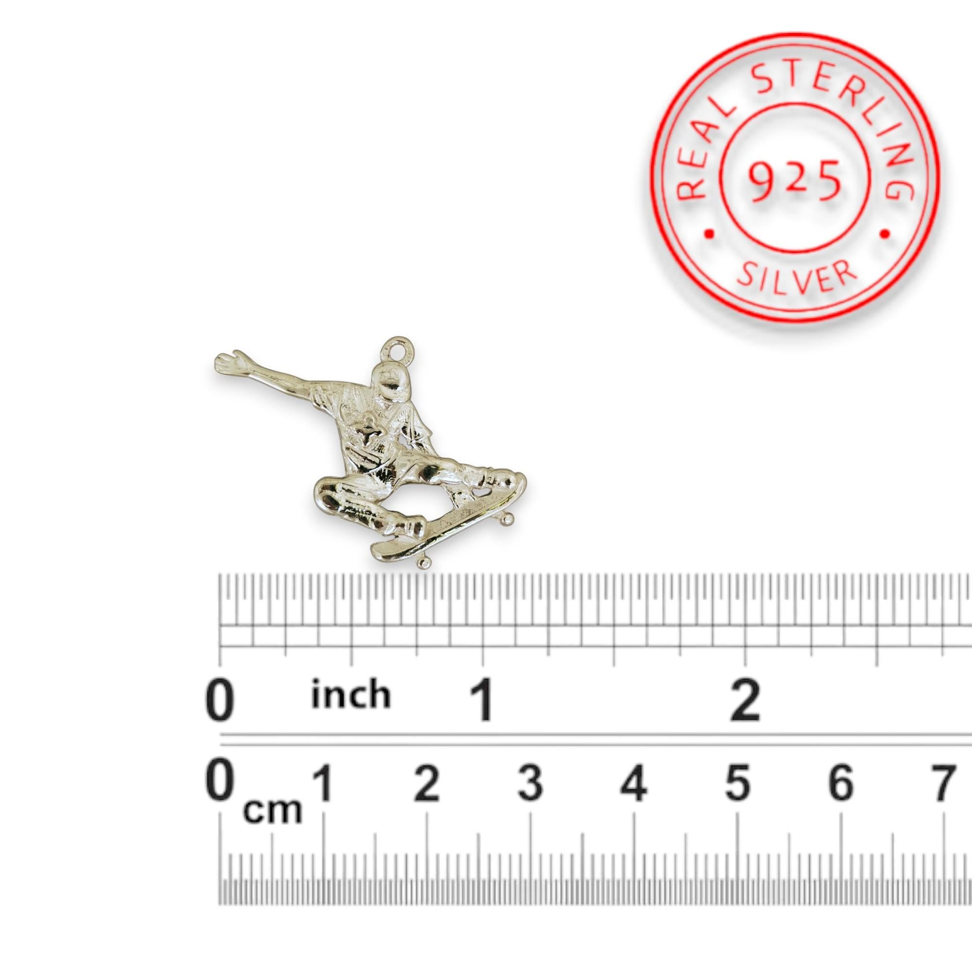 Скейтбордист (скок) – Мъжки спортен медальон от класическо сребро 925 – Ръчно изработено спортно бижу – Идеален подарък за мъж, фен на скейтборда – SSJ