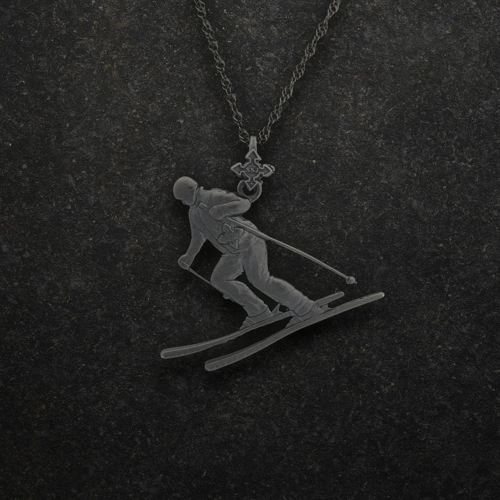 Скиор – Унисекс спортен медальон от сребро 925 с оксидирано покритие – Ръчно изработено спортно бижу – Идеален подарък за фен на зимните спортове – SSJ