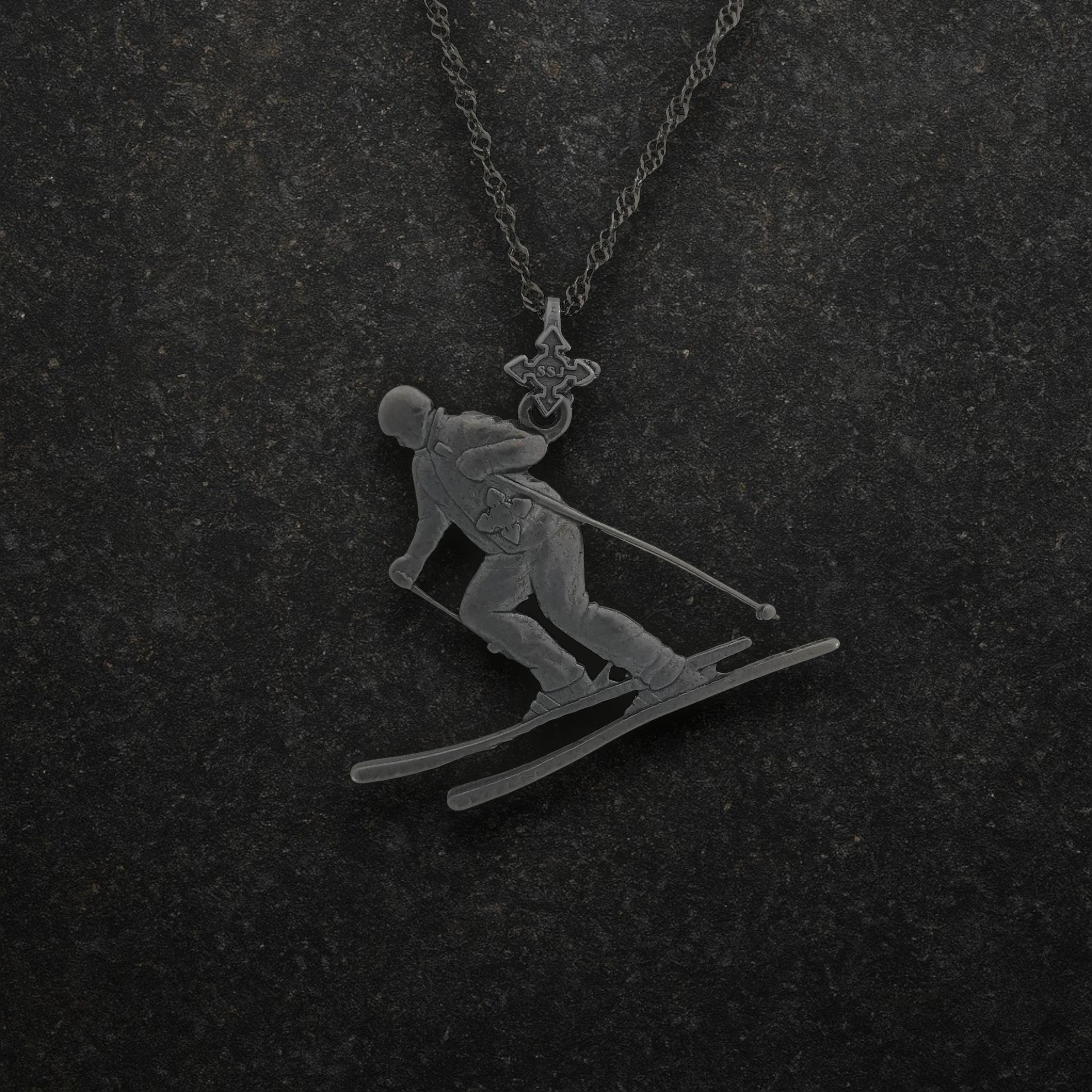 Скиор – Унисекс спортен медальон от сребро 925 с оксидирано покритие – Ръчно изработено спортно бижу – Идеален подарък за фен на зимните спортове – SSJ