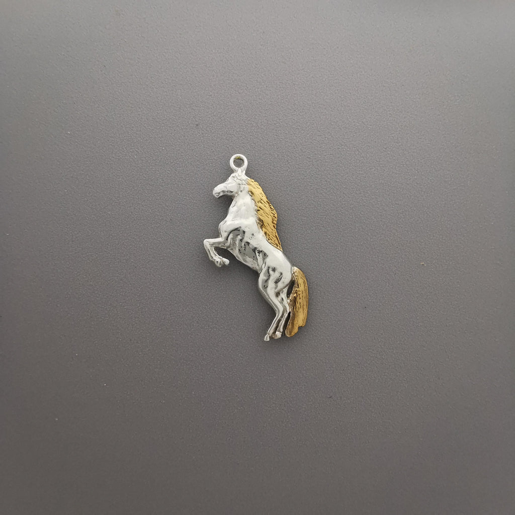 Кон – Мъжки спортен медальон с частично позлатено покритие – Сребро 925 – Ръчно изработено бижу/талисман конен спорт – Идеален подарък – SSJ