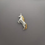 Кон – Мъжки спортен медальон с частично позлатено покритие – Сребро 925 – Ръчно изработено бижу/талисман конен спорт – Идеален подарък – SSJ