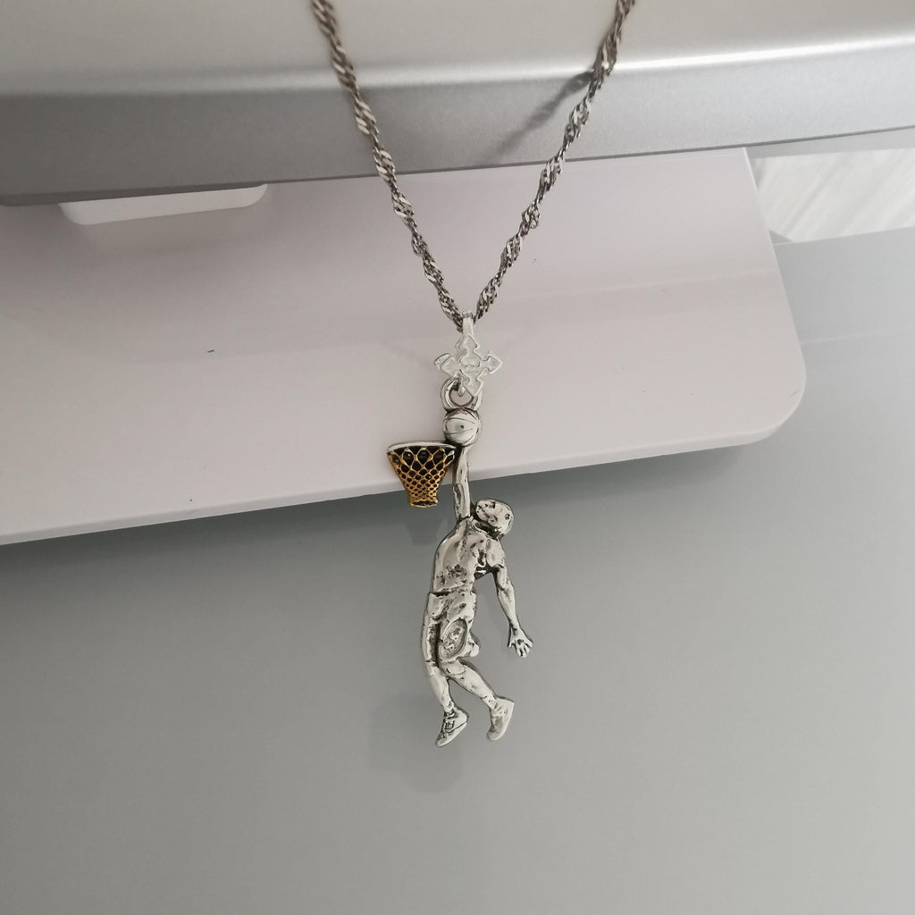 Баскетбол – Мъжки спортен медальон от сребро 925 с частично позлатено покритие – Ръчно изработено бижу талисман за баскетболисти и фенове – Идеален подарък за спортист или треньор – SSJ