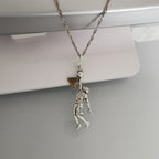 Баскетбол – Мъжки спортен медальон от сребро 925 с частично позлатено покритие – Ръчно изработено бижу талисман за баскетболисти и фенове – Идеален подарък за спортист или треньор – SSJ