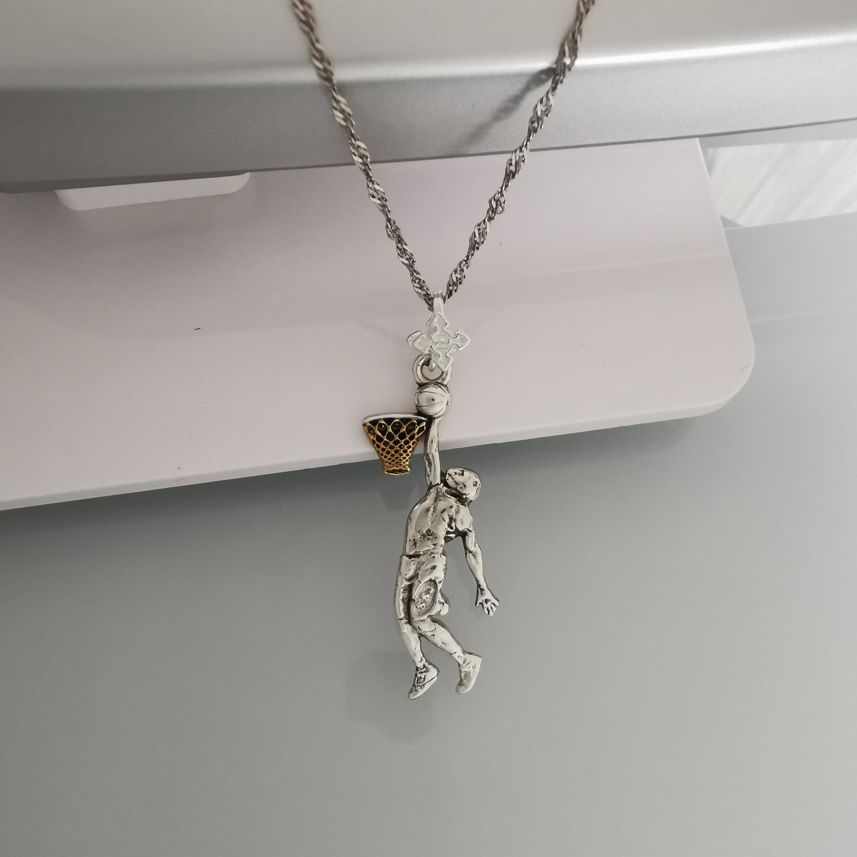 Баскетбол – Мъжки спортен медальон от сребро 925 с частично позлатено покритие – Ръчно изработено бижу талисман за баскетболисти и фенове – Идеален подарък за спортист или треньор – SSJ