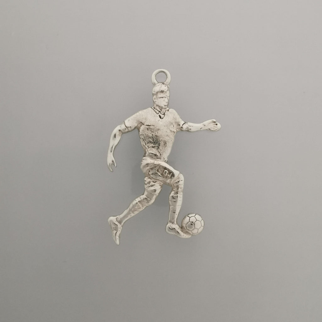 Футболист – Мъжки спортен медальон от сребро 925 в класическо сребро – Ръчно изработено спортно бижу – Идеален подарък за мъж, фен на футбола – SSJ