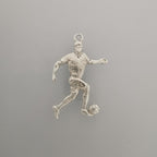 Футболист – Мъжки спортен медальон от сребро 925 в класическо сребро – Ръчно изработено спортно бижу – Идеален подарък за мъж, фен на футбола – SSJ