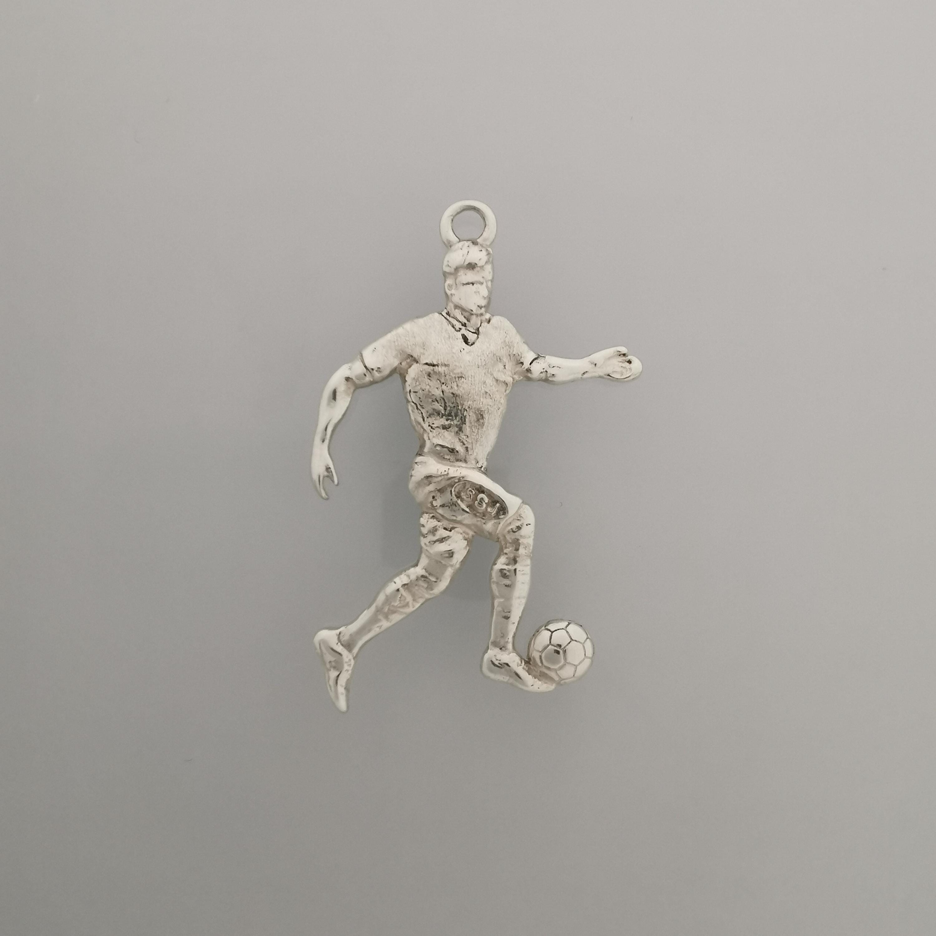 Футболист – Мъжки спортен медальон от сребро 925 в класическо сребро – Ръчно изработено спортно бижу – Идеален подарък за мъж, фен на футбола – SSJ