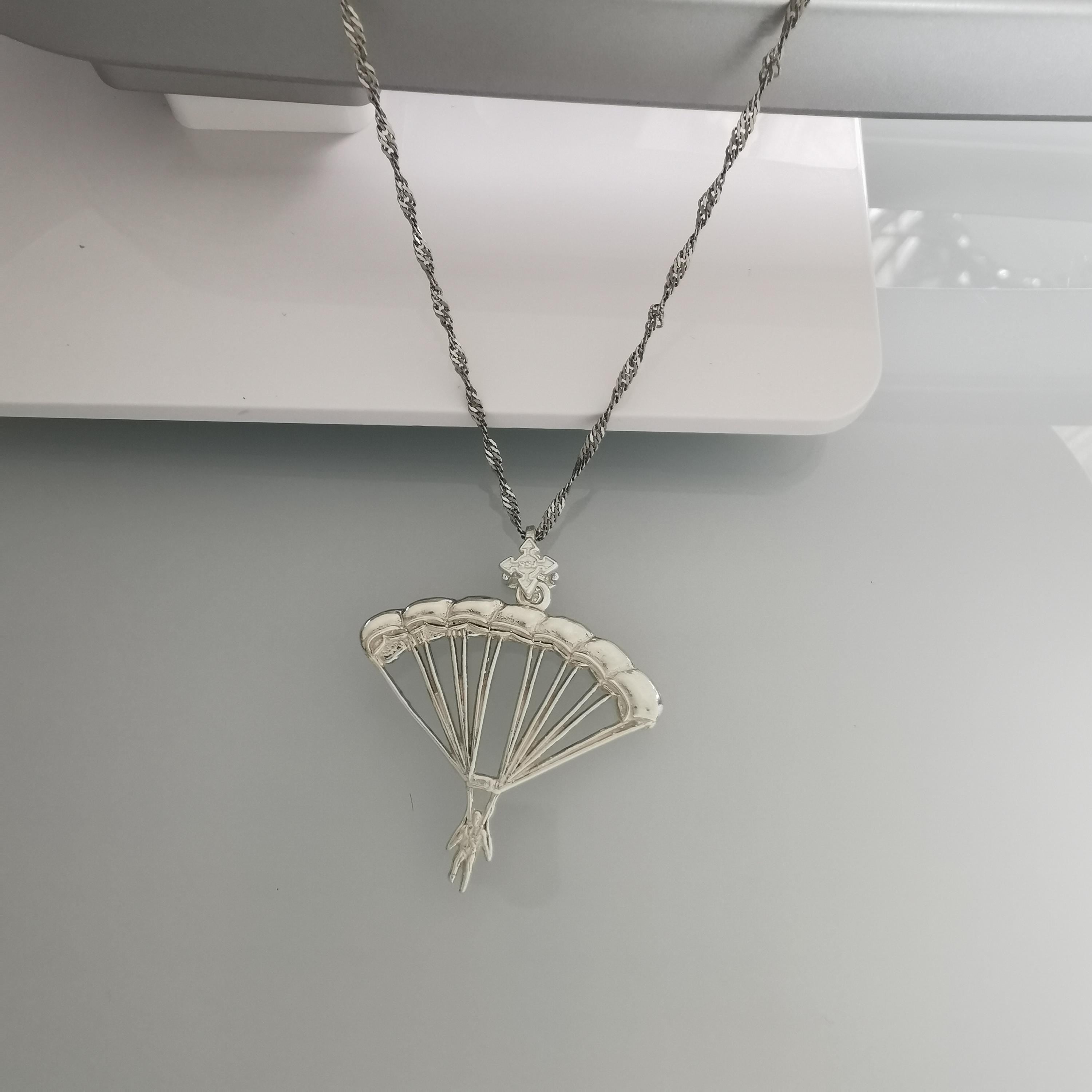 Парашутизъм (Скайдайвинг) – Унисекс спортен медальон от сребро 925 в класическо сребро – Ръчно изработено спортно бижу – Идеален подарък за фен на екстремните спортове – SSJ