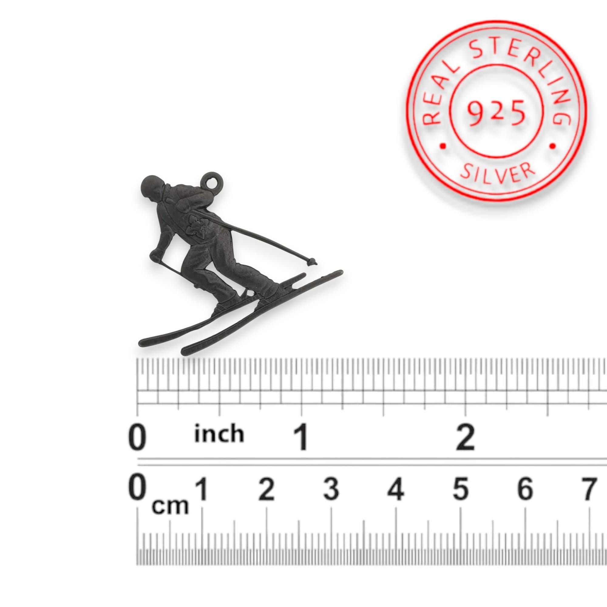 Скиор – Унисекс спортен медальон от сребро 925 с оксидирано покритие – Ръчно изработено спортно бижу – Идеален подарък за фен на зимните спортове – SSJ