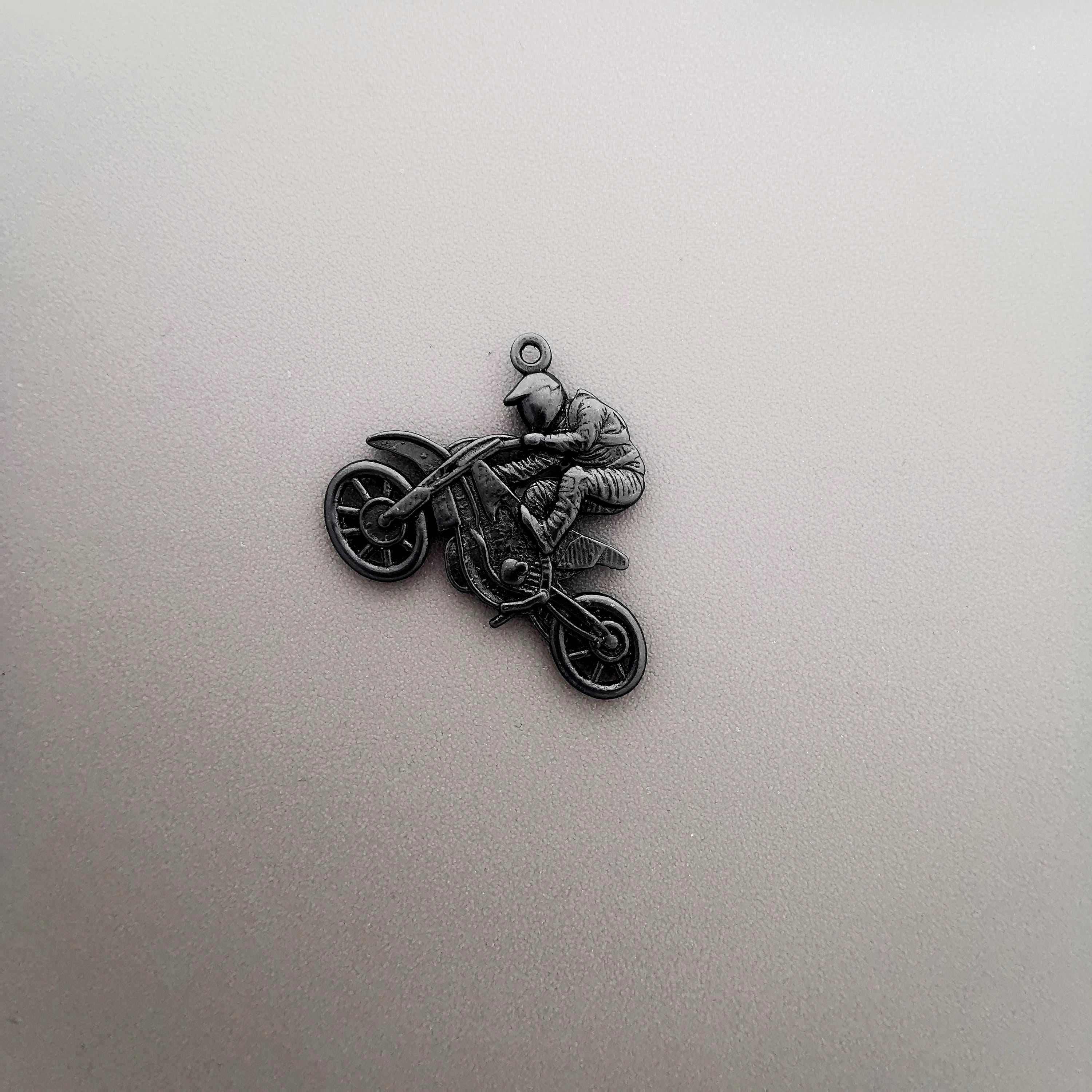 Мотокрос скок – Мъжки спортен медальон от сребро 925 с оксидирано покритие – Ръчно изработено спортно бижу – Идеален подарък за мъж, фен на мотокроса – SSJ