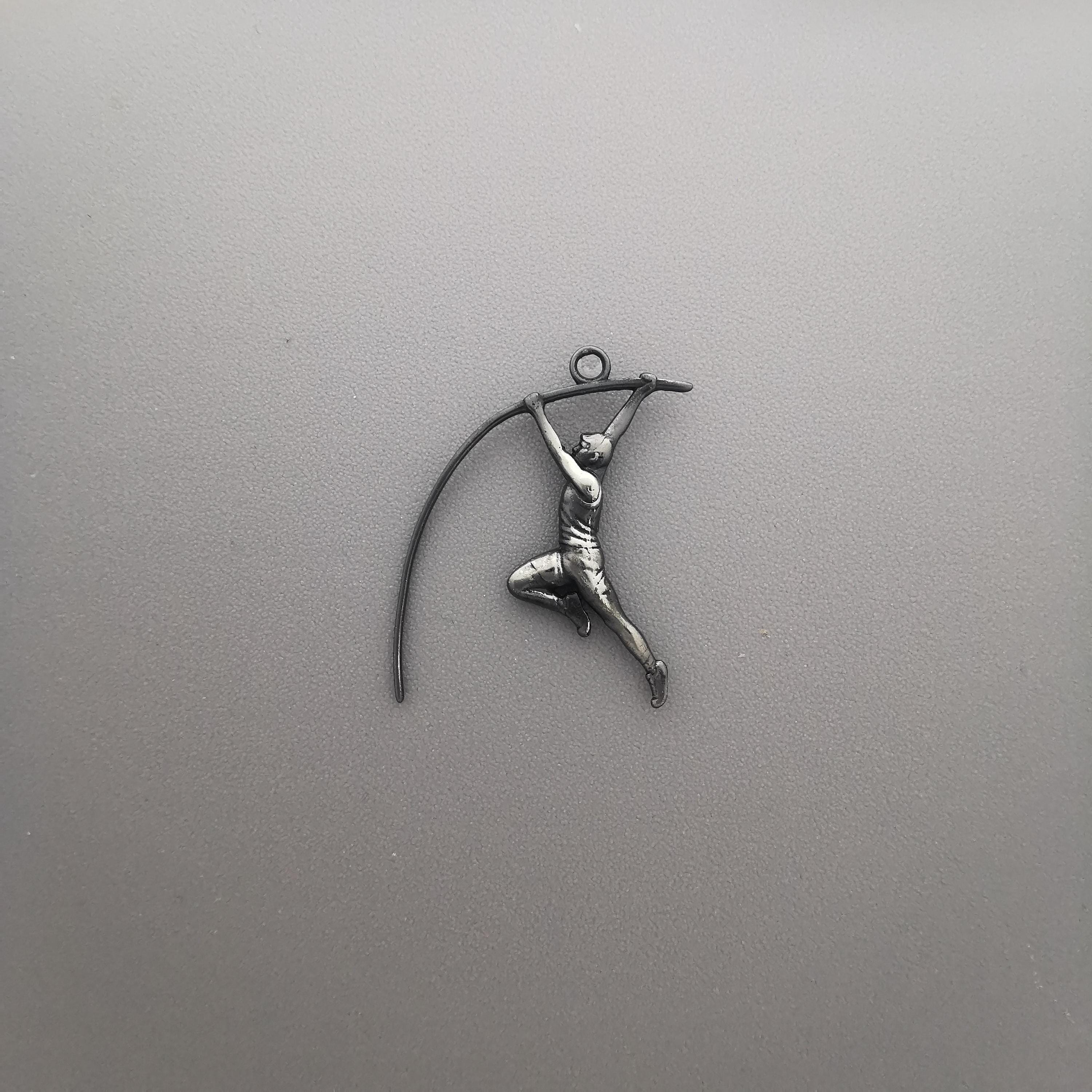 Овчарски скок – Мъжки спортен медальон от сребро 925 с винтидж покритие – Ръчно изработено спортно бижу – Идеален подарък за мъж, фен на леката атлетика – SSJ