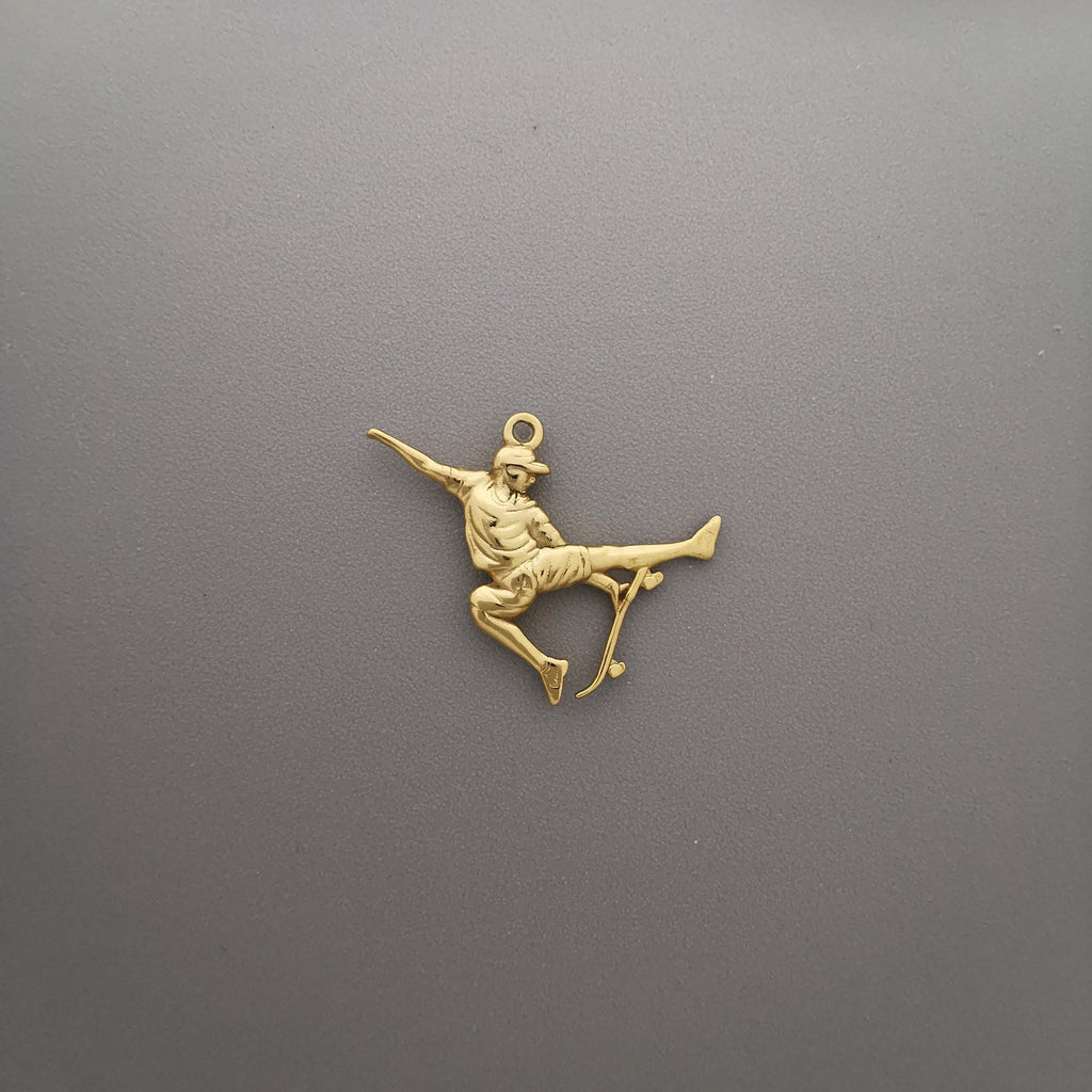 Скейтбордист – Мъжки спортен медальон от сребро 925 с позлатено покритие – Ръчно изработено спортно бижу – Идеален подарък за мъж, фен на скейтборда – SSJ