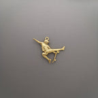 Скейтбордист – Мъжки спортен медальон от сребро 925 с позлатено покритие – Ръчно изработено спортно бижу – Идеален подарък за мъж, фен на скейтборда – SSJ