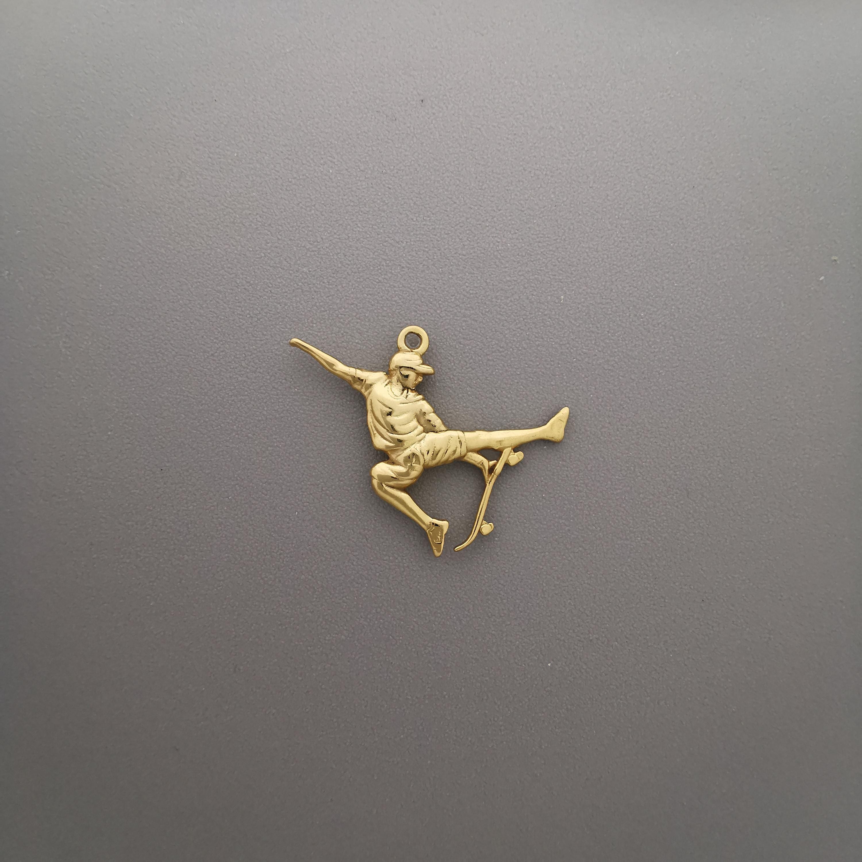 Скейтбордист – Мъжки спортен медальон от сребро 925 с позлатено покритие – Ръчно изработено спортно бижу – Идеален подарък за мъж, фен на скейтборда – SSJ