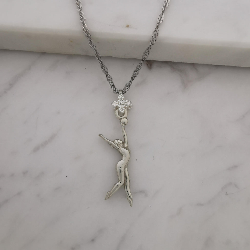 Художествена гимнастика (съчетание с топка) – Дамски спортен медальон от сребро 925 в класическо сребро – Ръчно изработено спортно бижу – Идеален подарък за жена, фенка на художествената гимнастика – SSJ