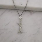 Художествена гимнастика (съчетание с топка) – Дамски спортен медальон от сребро 925 в класическо сребро – Ръчно изработено спортно бижу – Идеален подарък за жена, фенка на художествената гимнастика – SSJ