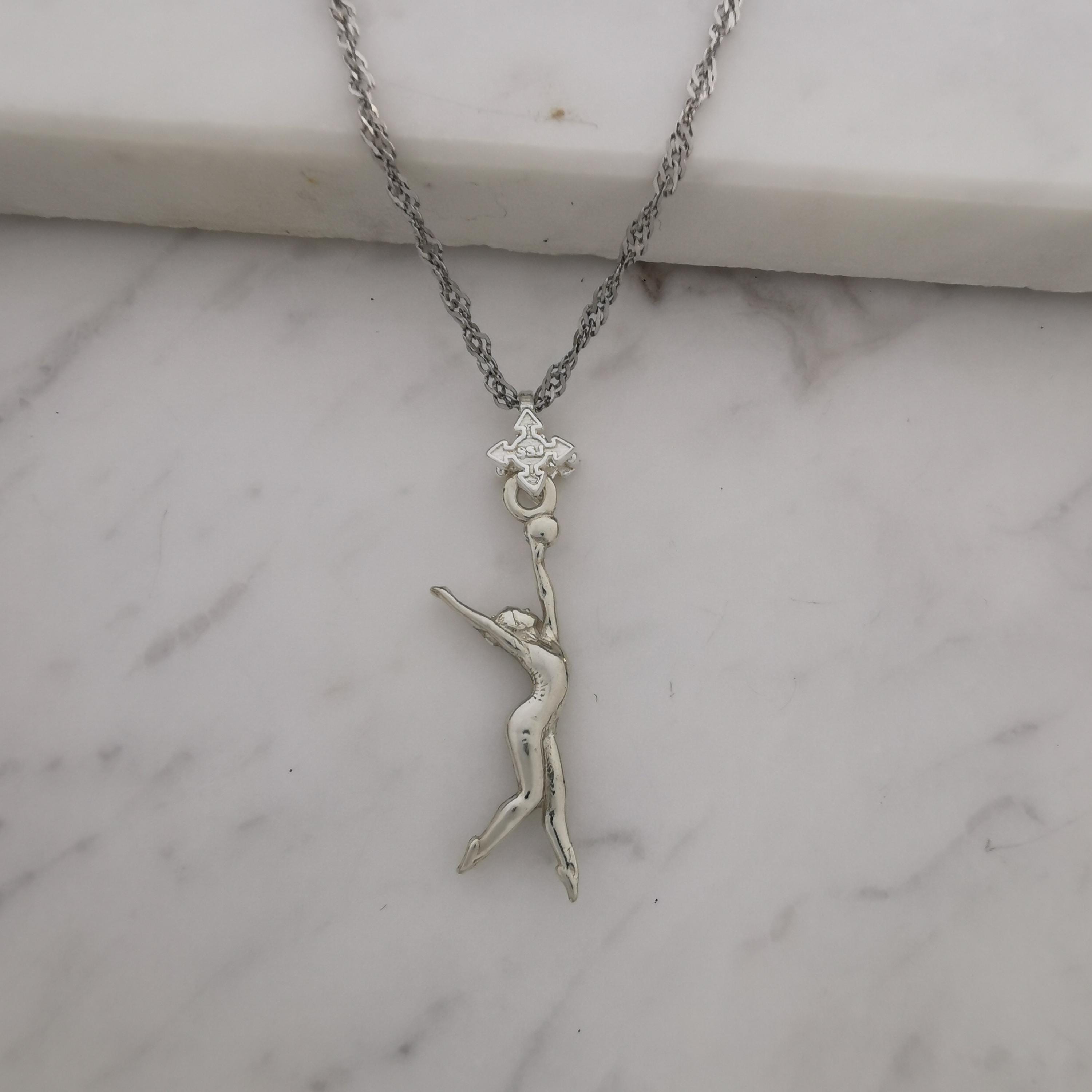 Художествена гимнастика (съчетание с топка) – Дамски спортен медальон от сребро 925 в класическо сребро – Ръчно изработено спортно бижу – Идеален подарък за жена, фенка на художествената гимнастика – SSJ