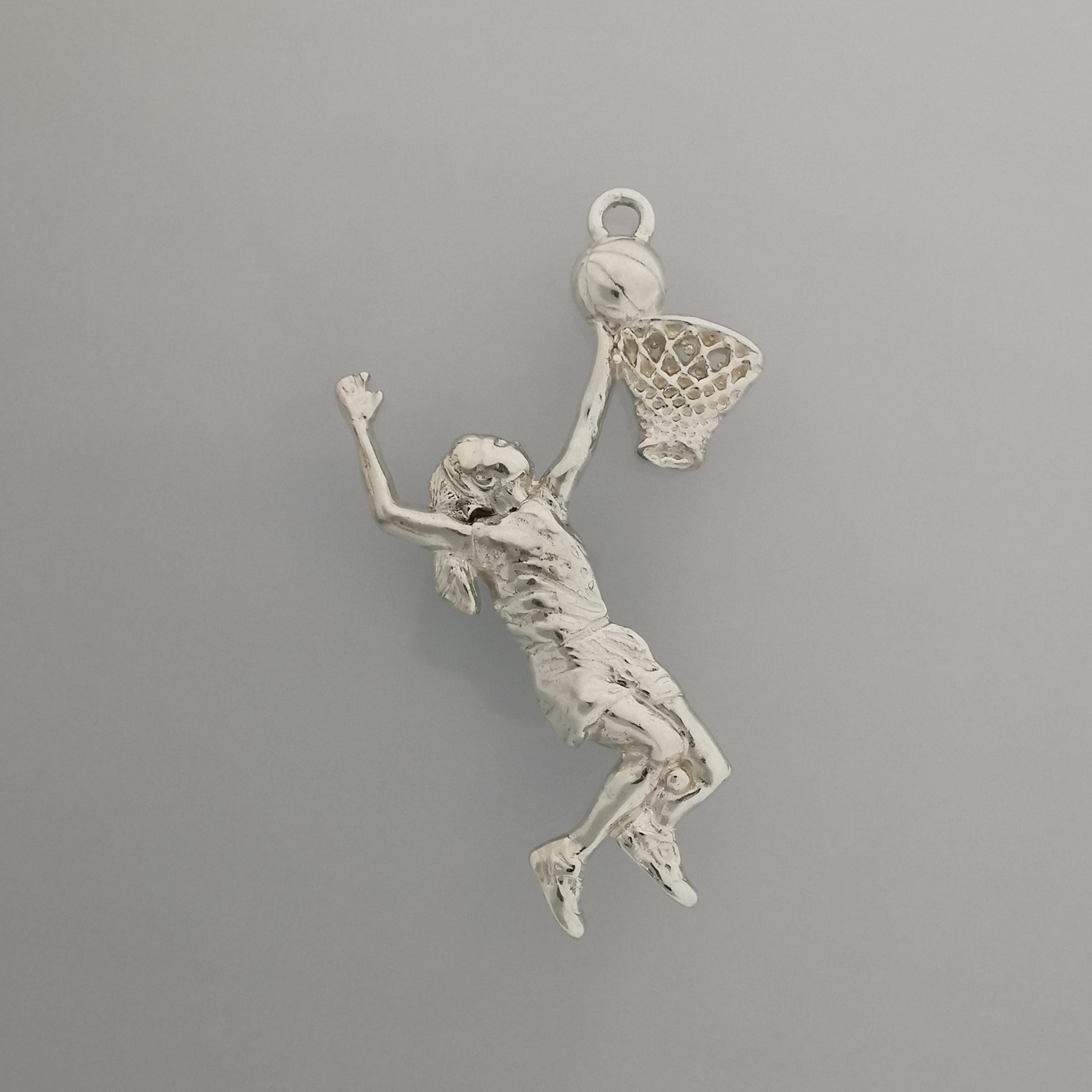 Баскетбол – Женски спортен медальон от сребро 925 с класическо полирано покритие – Ръчно изработено бижу талисман за баскетболистки и фенки на спорта – Идеален подарък за спортист, треньор или почитател – SSJ