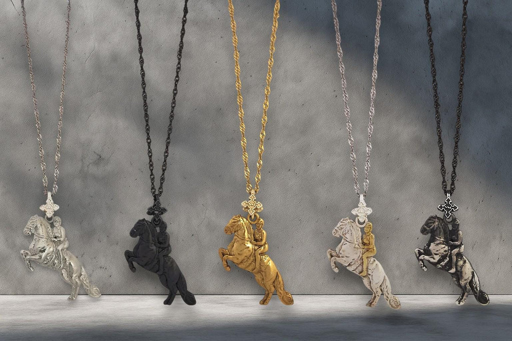 Конен спорт – Мъжки медальон „Ездач при прескачане на препятствие“ – Класическо сребро 925 – Ръчно изработено спортно бижу/талисман за конен спорт – Идеален подарък за мъж – SSJ